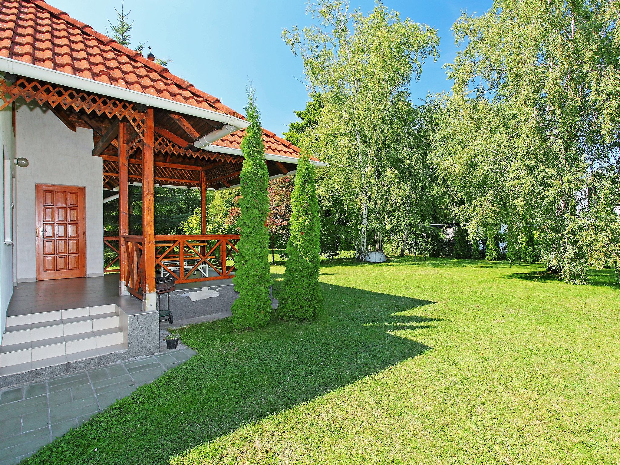 Foto 2 - Casa de 3 quartos em Balatonmáriafürdő com jardim e terraço