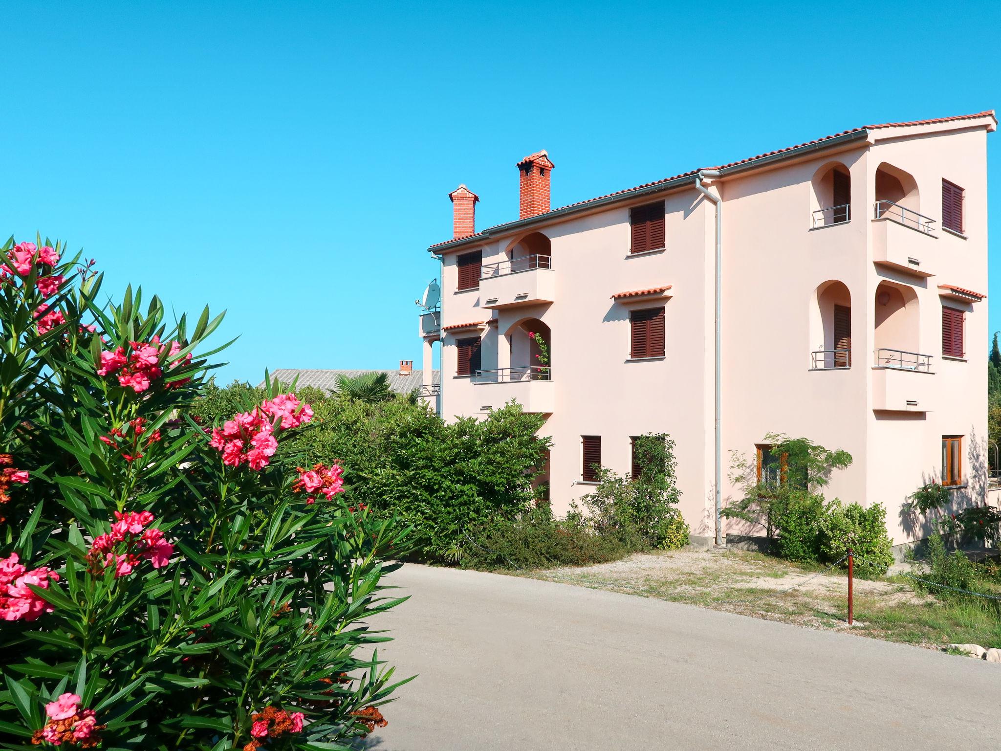 Photo 1 - Appartement de 2 chambres à Malinska-Dubašnica avec terrasse et vues à la mer