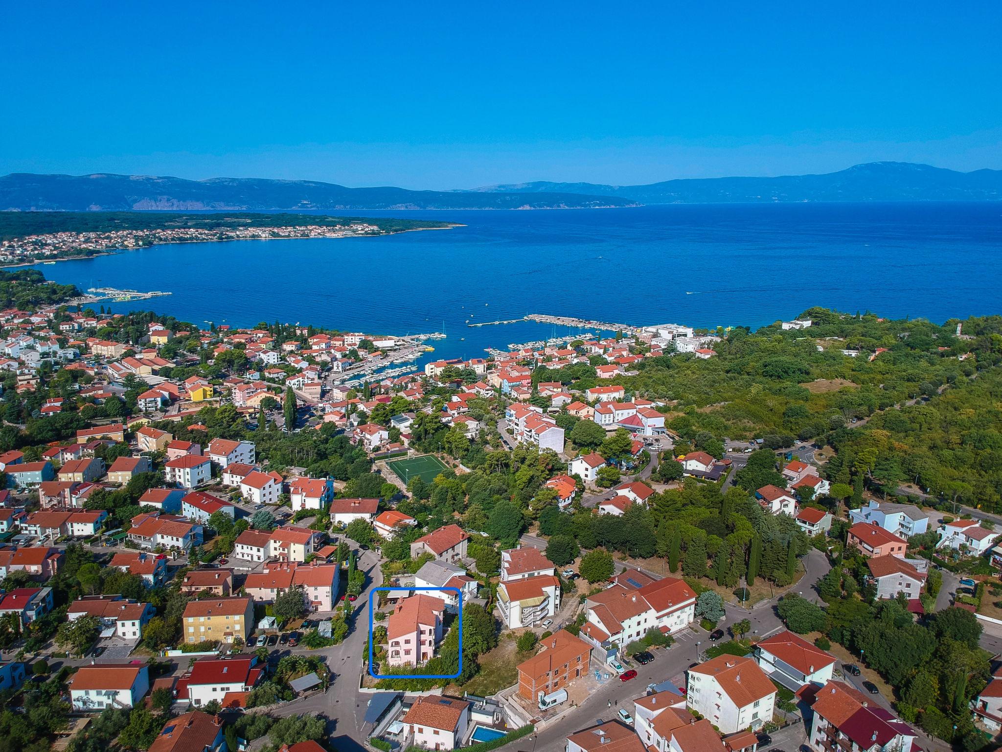 Foto 2 - Appartamento con 2 camere da letto a Malinska-Dubašnica con terrazza e vista mare