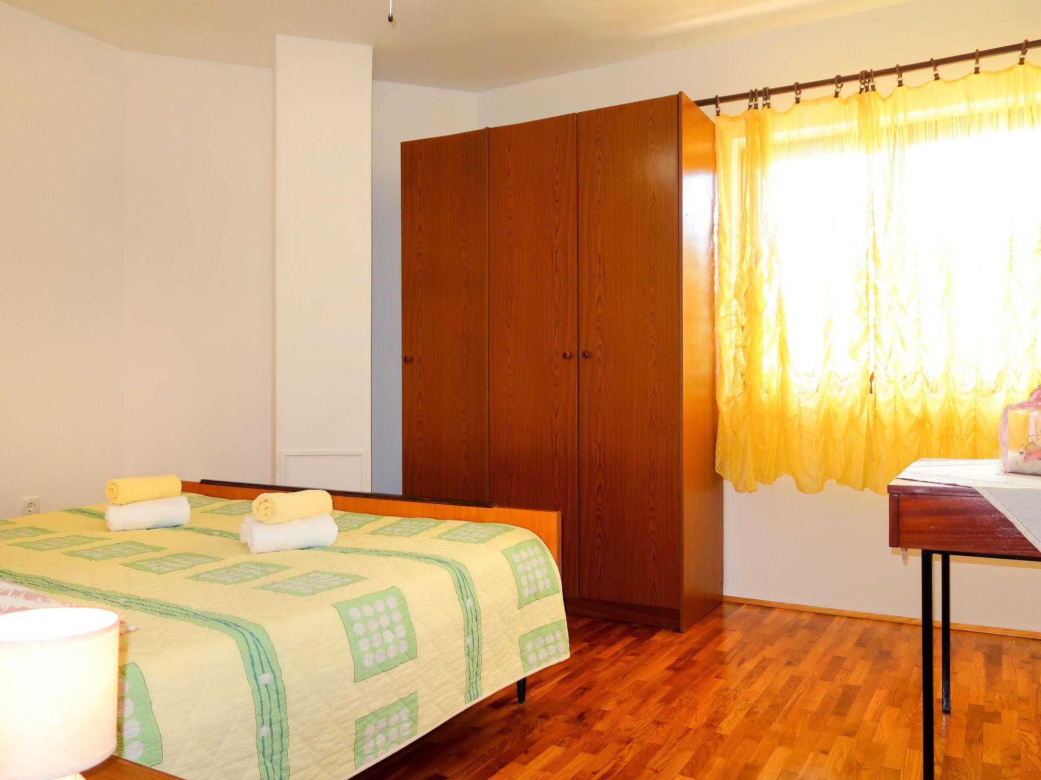 Foto 13 - Apartamento de 1 habitación en Malinska-Dubašnica con terraza y vistas al mar
