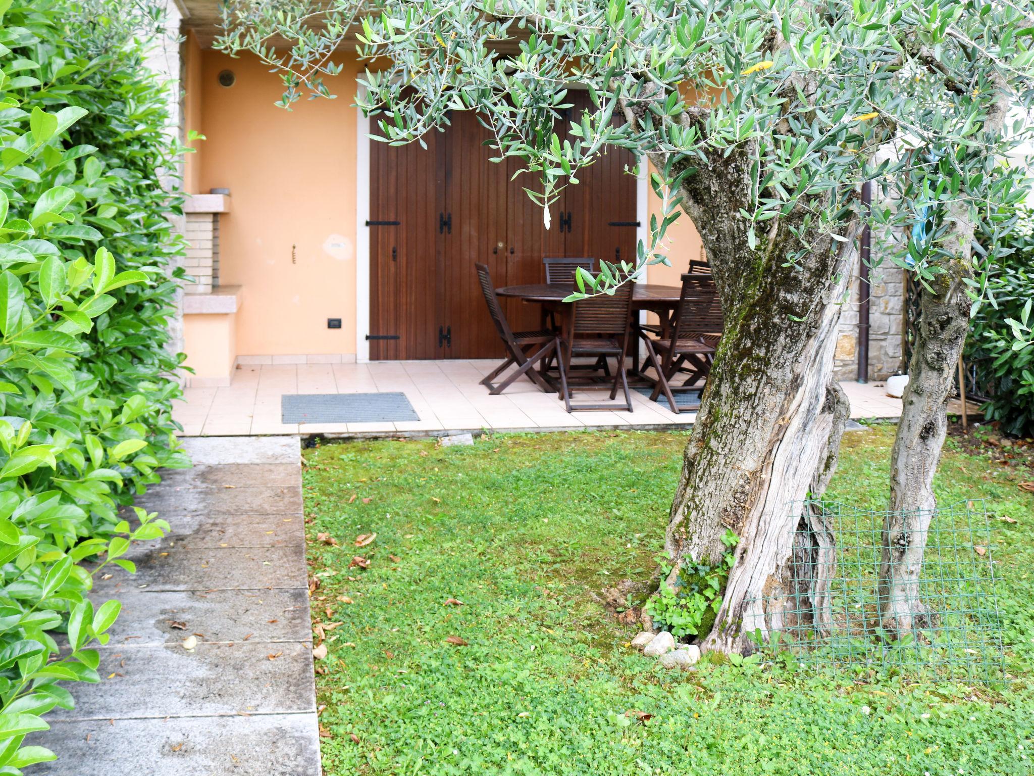 Foto 2 - Apartamento de 3 habitaciones en Bardolino con piscina y vistas a la montaña