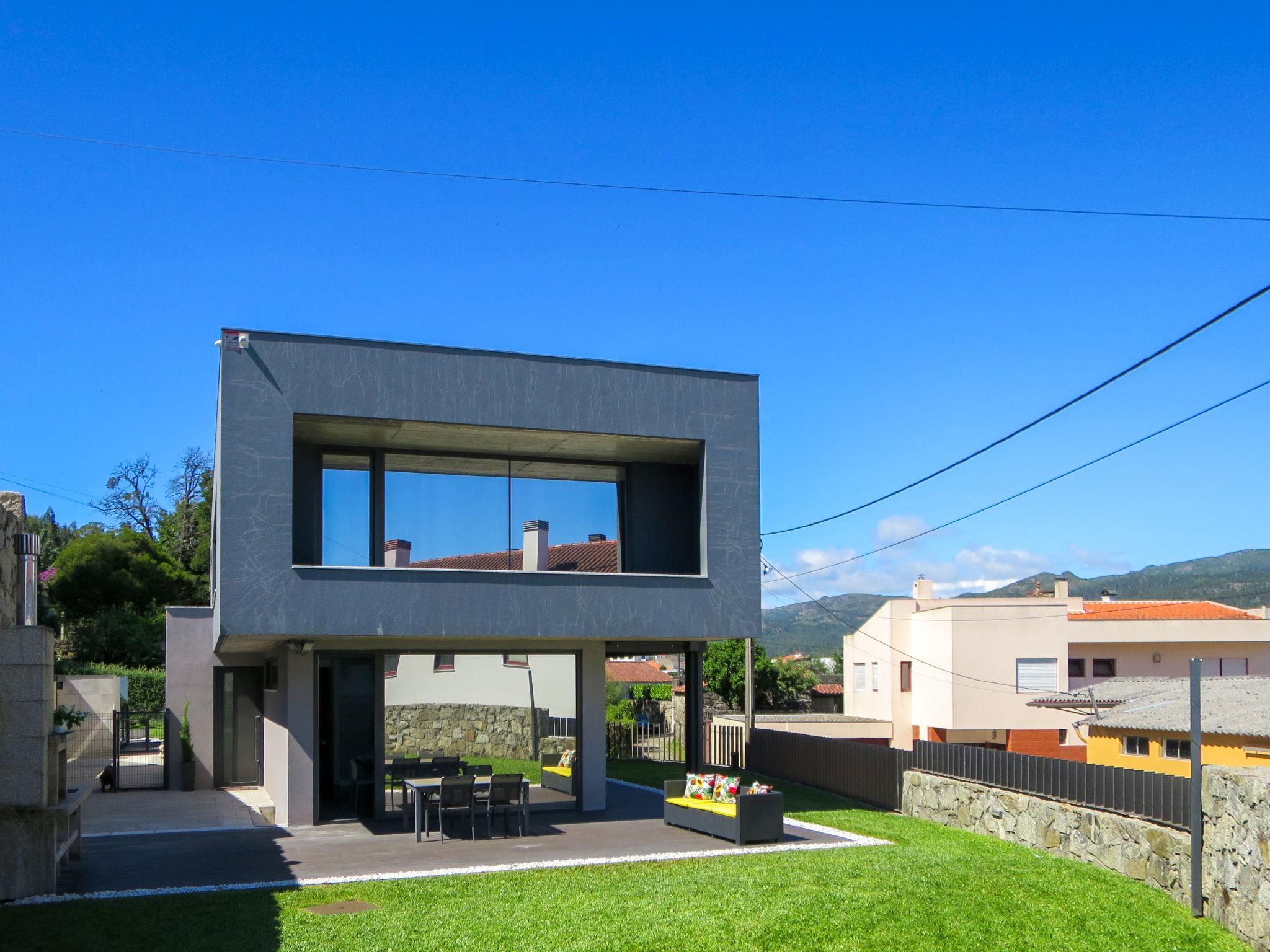 Photo 2 - Maison de 4 chambres à Viana do Castelo avec piscine privée et vues à la mer