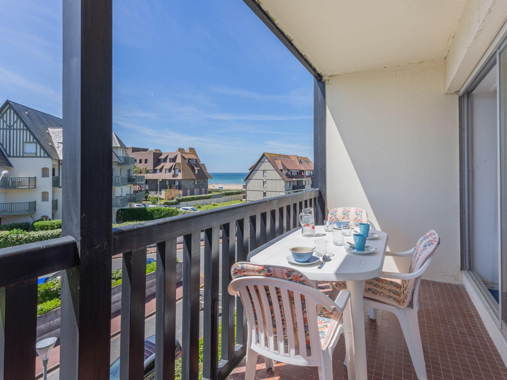 Foto 15 - Apartamento de 1 quarto em Tourgéville com vistas do mar