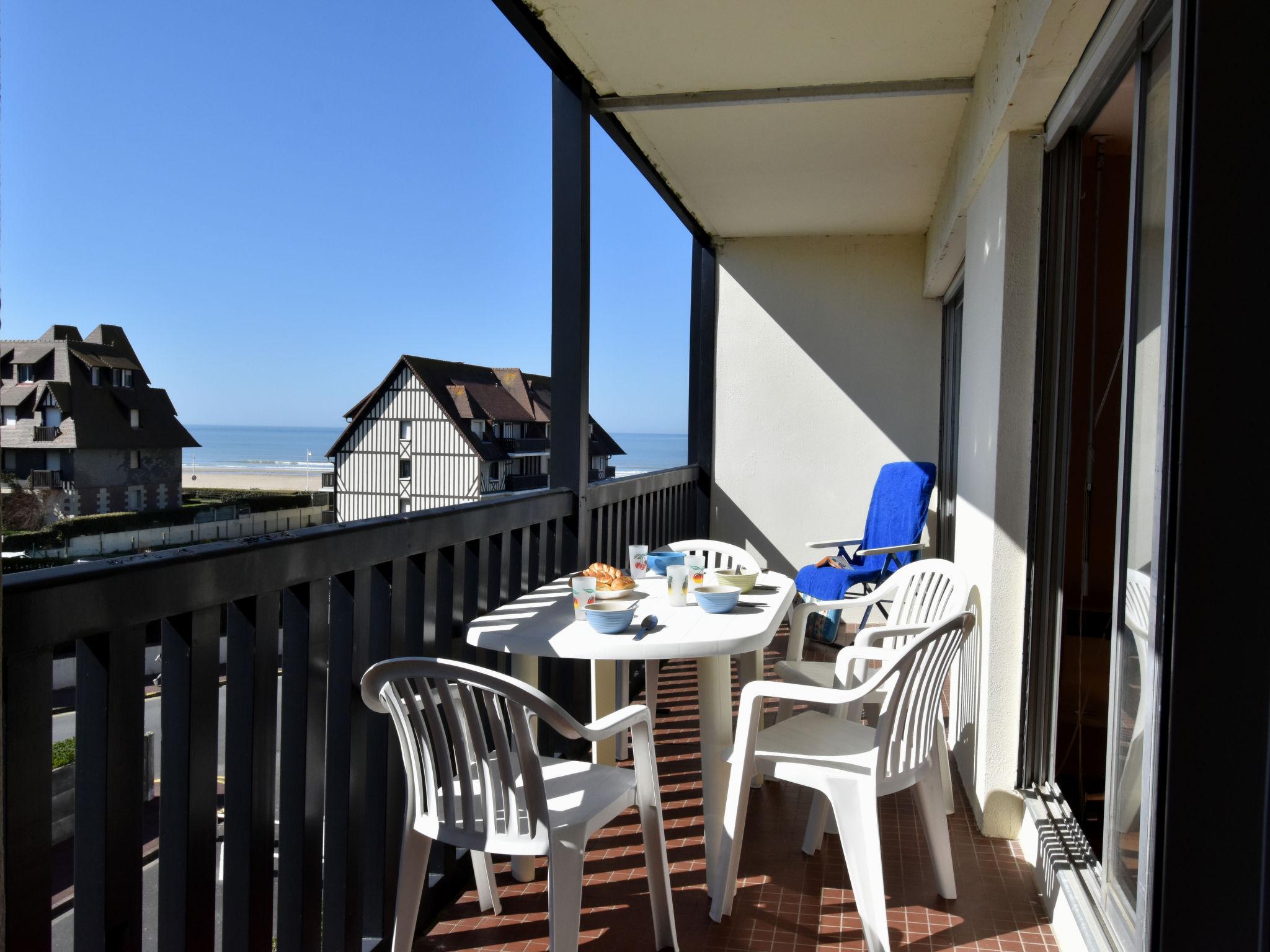 Foto 1 - Apartamento de 1 habitación en Tourgéville con vistas al mar