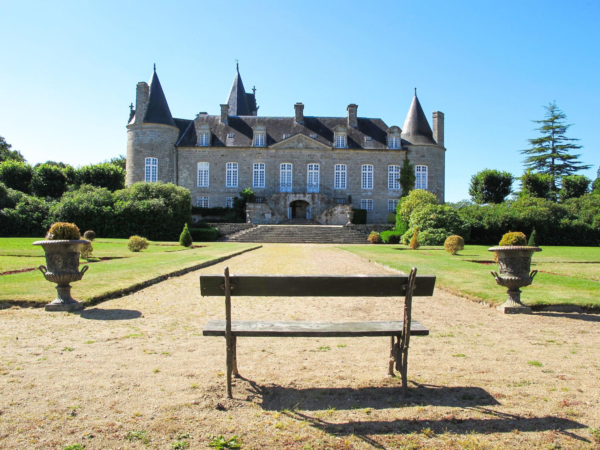 Photo 31 - 5 bedroom House in Ploubezre with garden and terrace