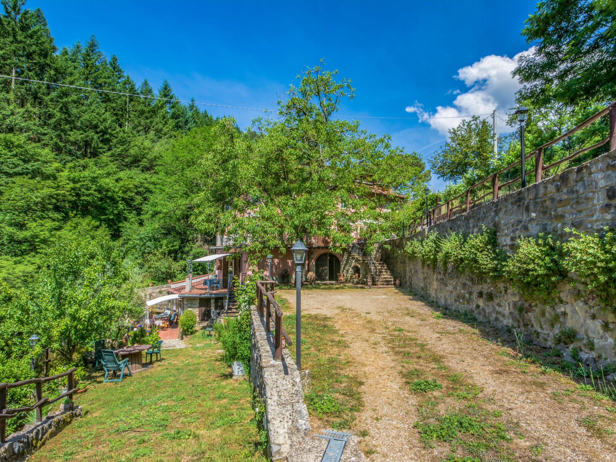 Foto 44 - Casa de 5 quartos em Loro Ciuffenna com piscina privada e jardim