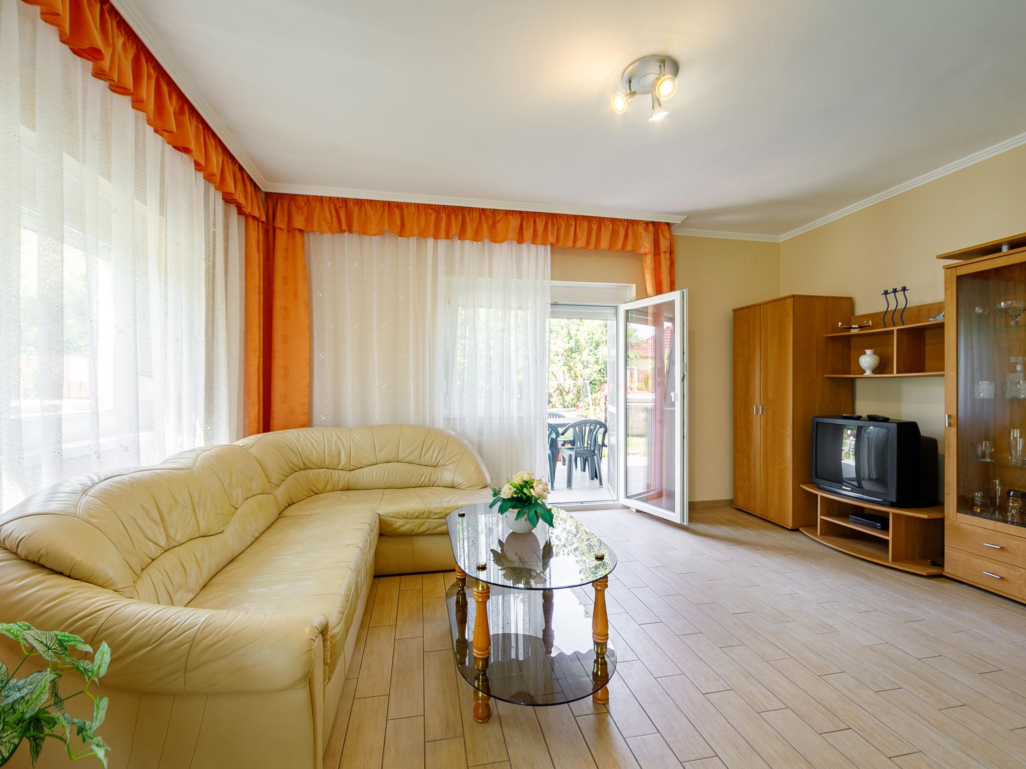 Photo 4 - 3 bedroom Apartment in Zamárdi with swimming pool and garden