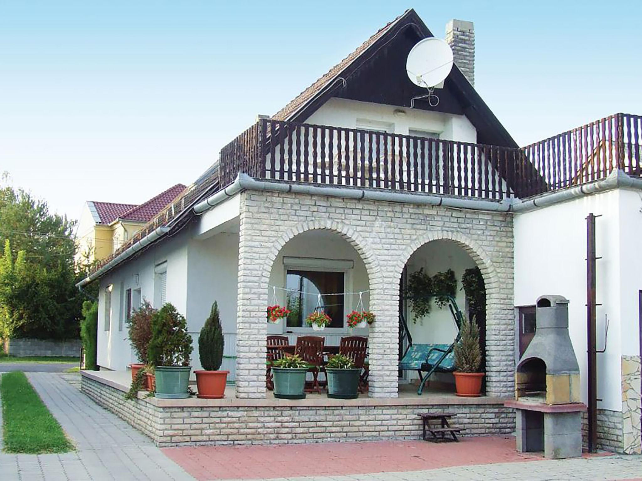 Foto 1 - Casa de 4 quartos em Balatonfenyves com jardim e terraço