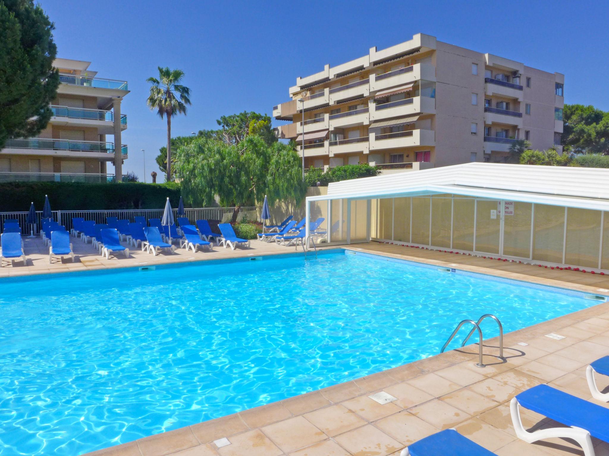 Foto 1 - Appartamento con 2 camere da letto a Saint-Laurent-du-Var con piscina e vista mare