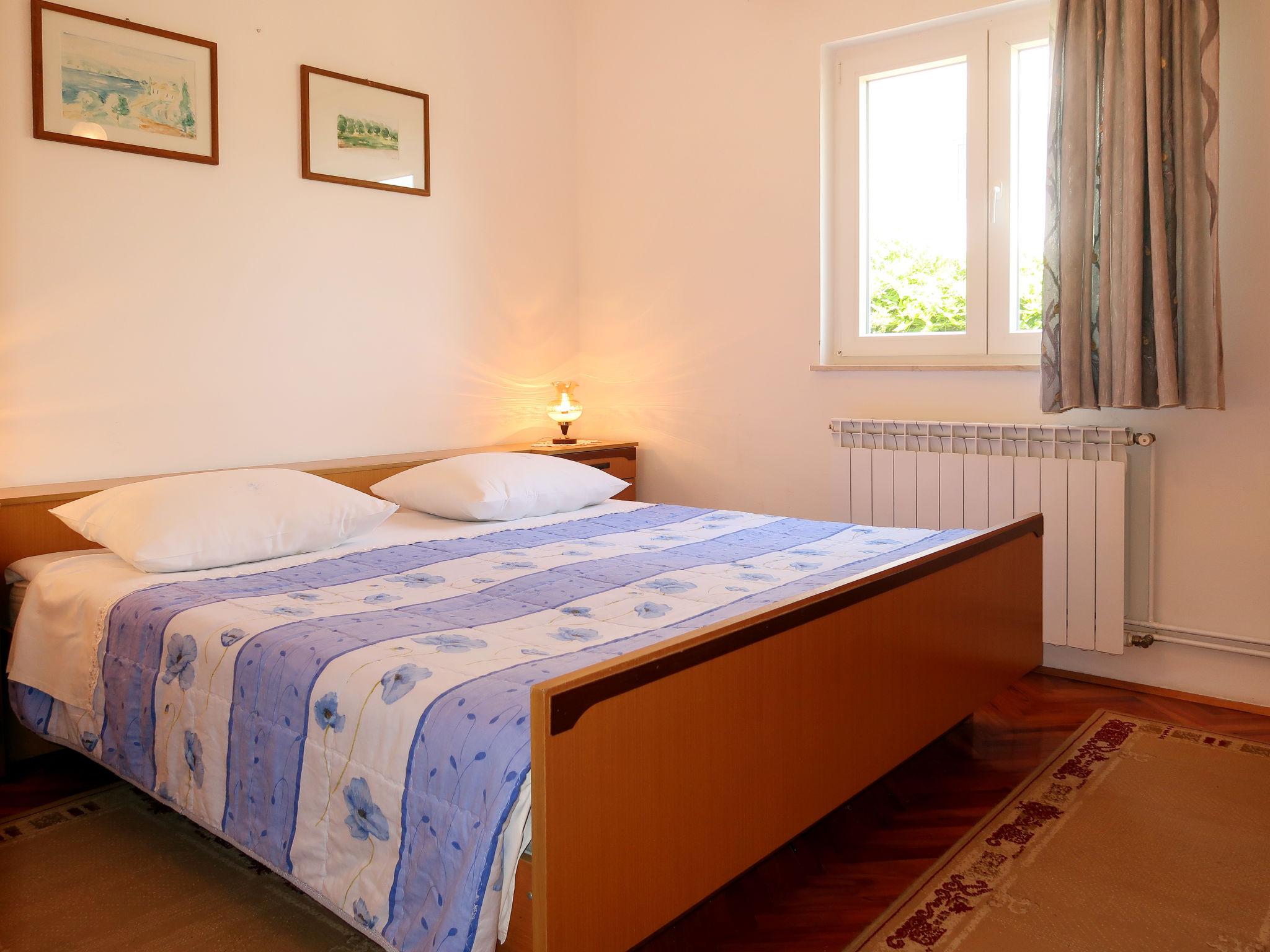 Foto 5 - Appartamento con 2 camere da letto a Krk con terrazza e vista mare