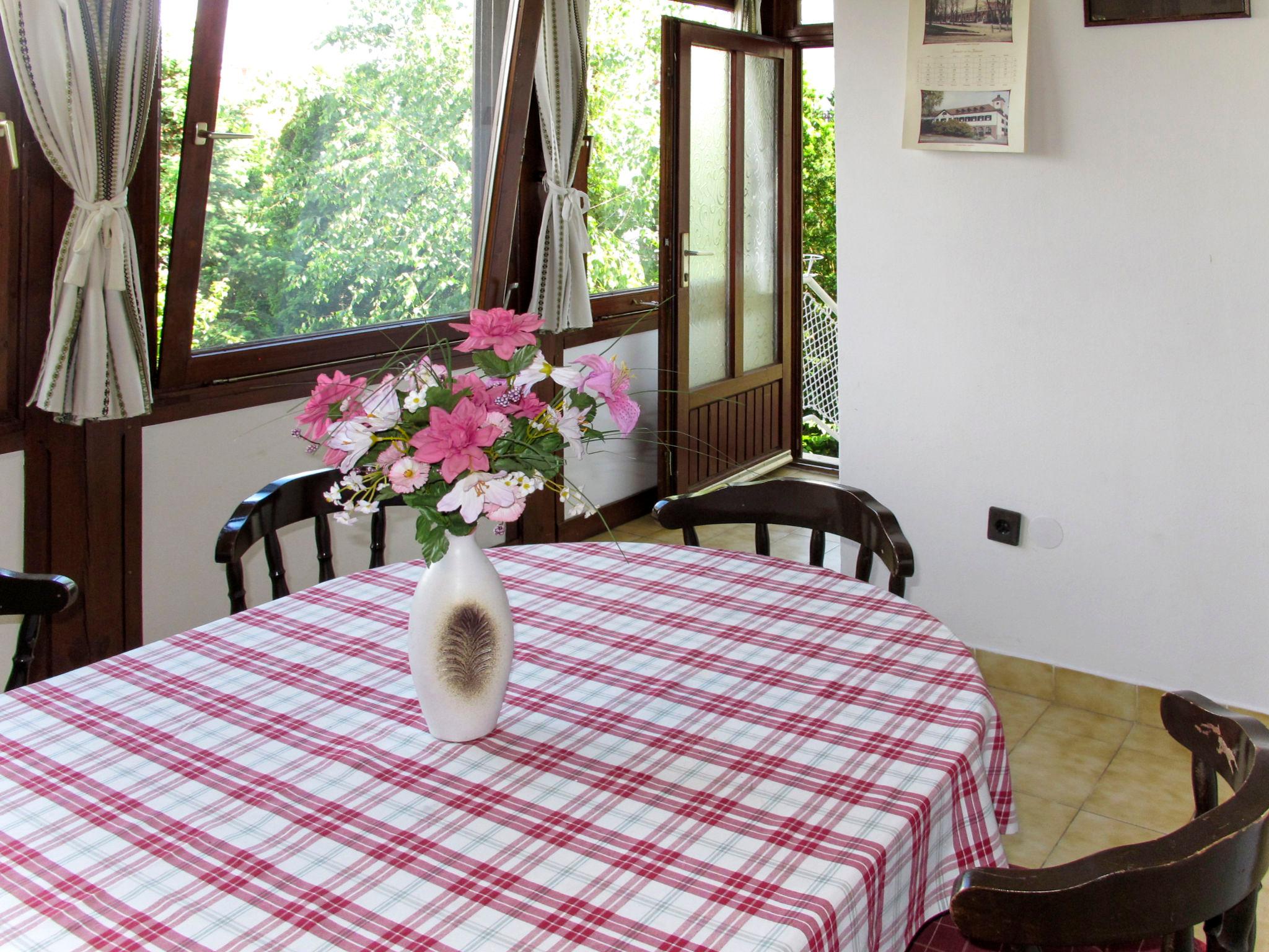 Foto 10 - Casa con 5 camere da letto a Balatonalmádi con giardino e vista sulle montagne