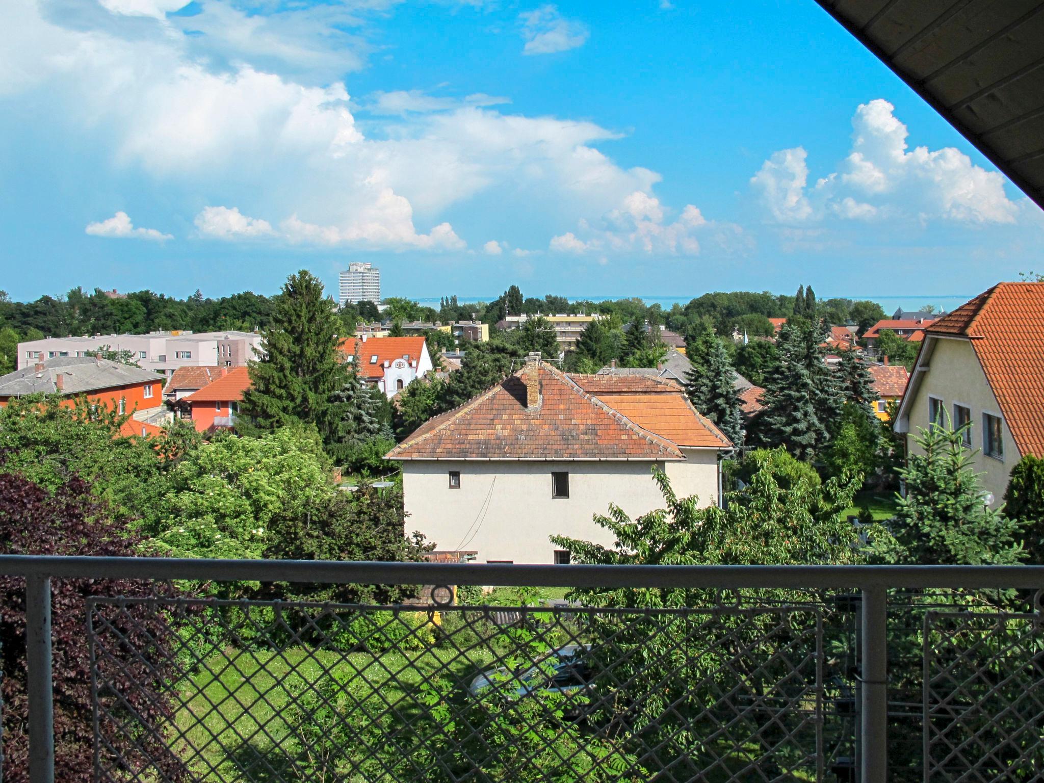 Foto 2 - Casa con 5 camere da letto a Balatonalmádi con giardino e vista sulle montagne