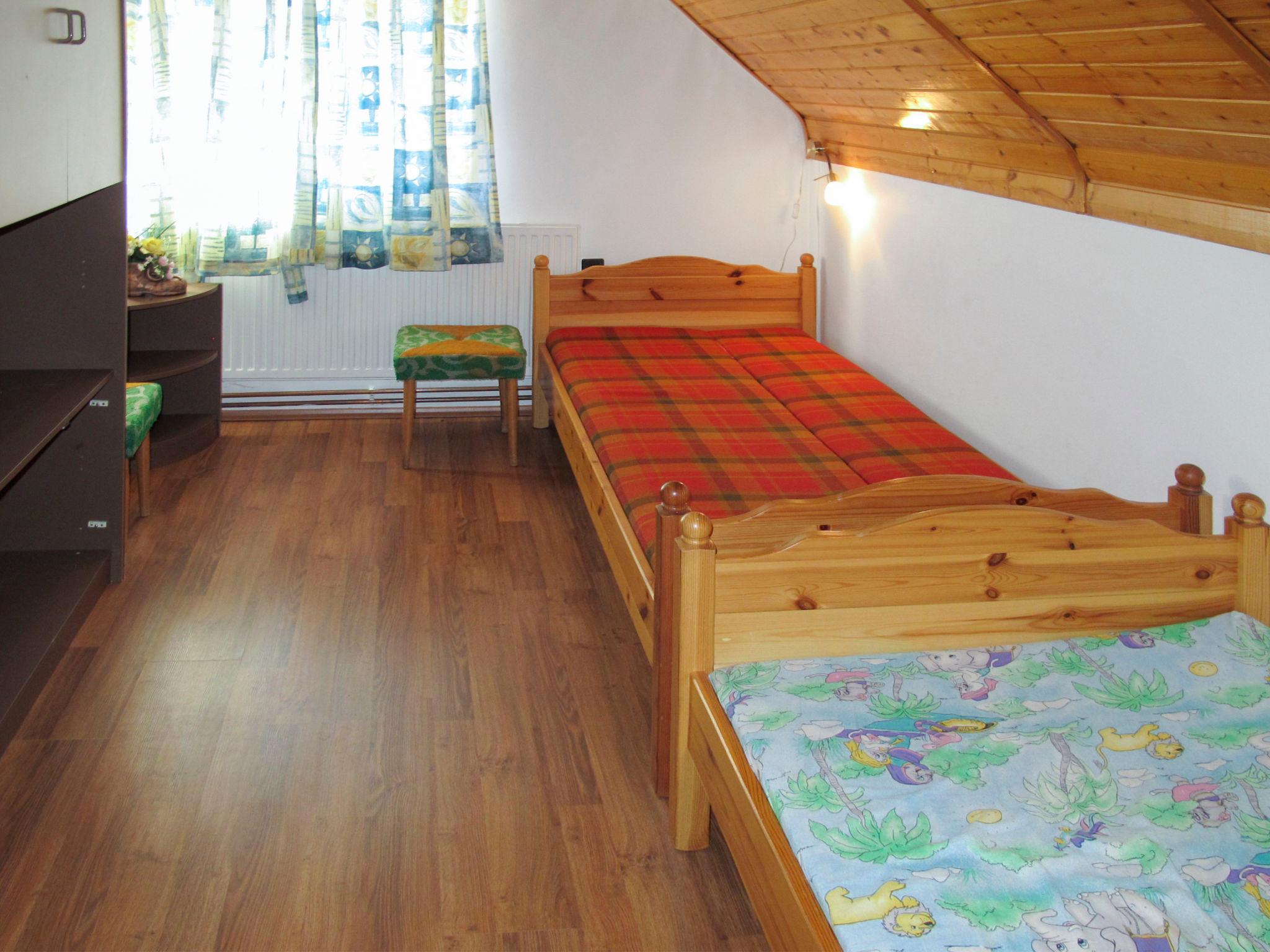 Foto 15 - Casa con 5 camere da letto a Balatonalmádi con giardino e vista sulle montagne