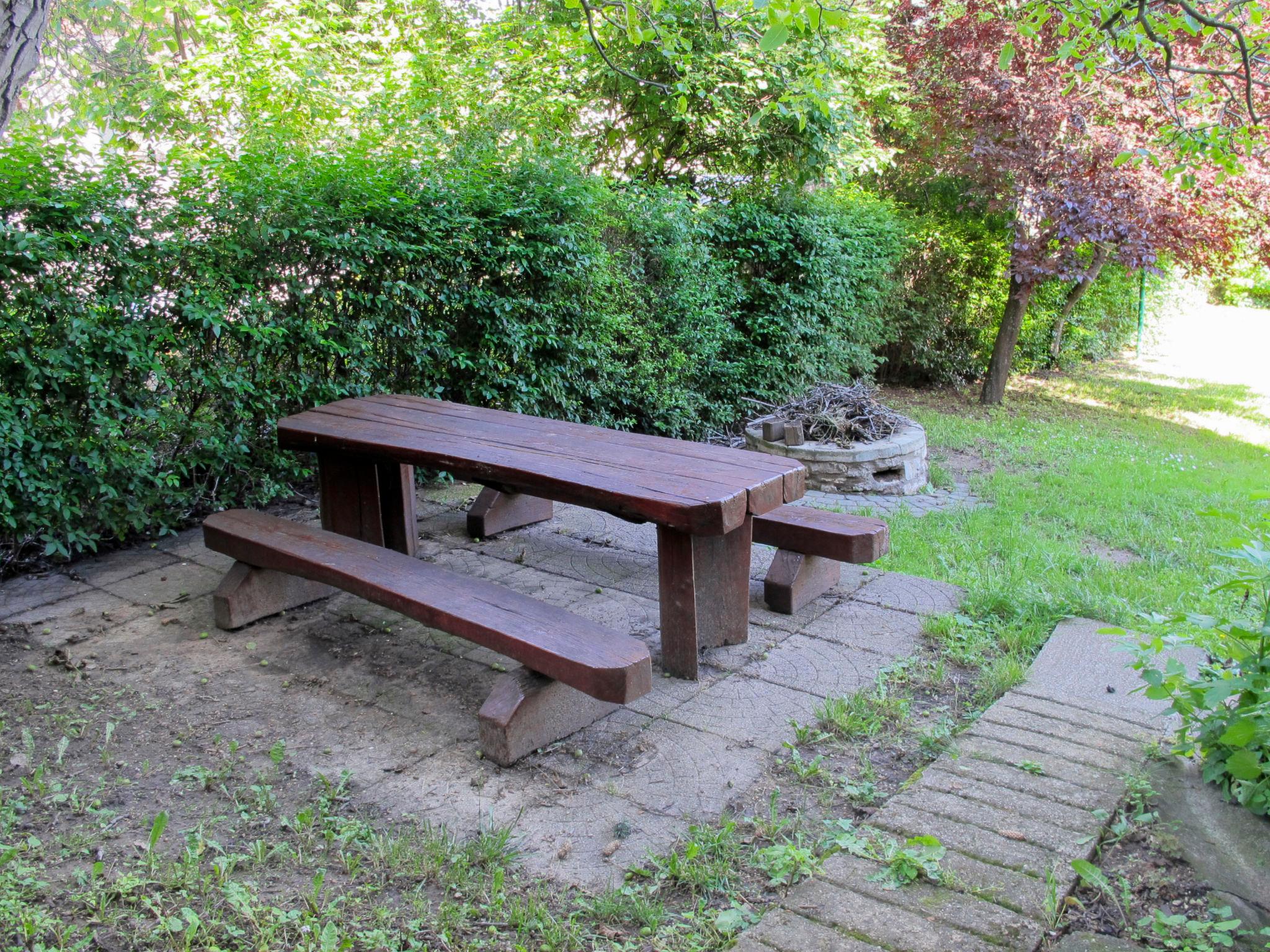 Foto 6 - Casa con 5 camere da letto a Balatonalmádi con giardino e vista sulle montagne