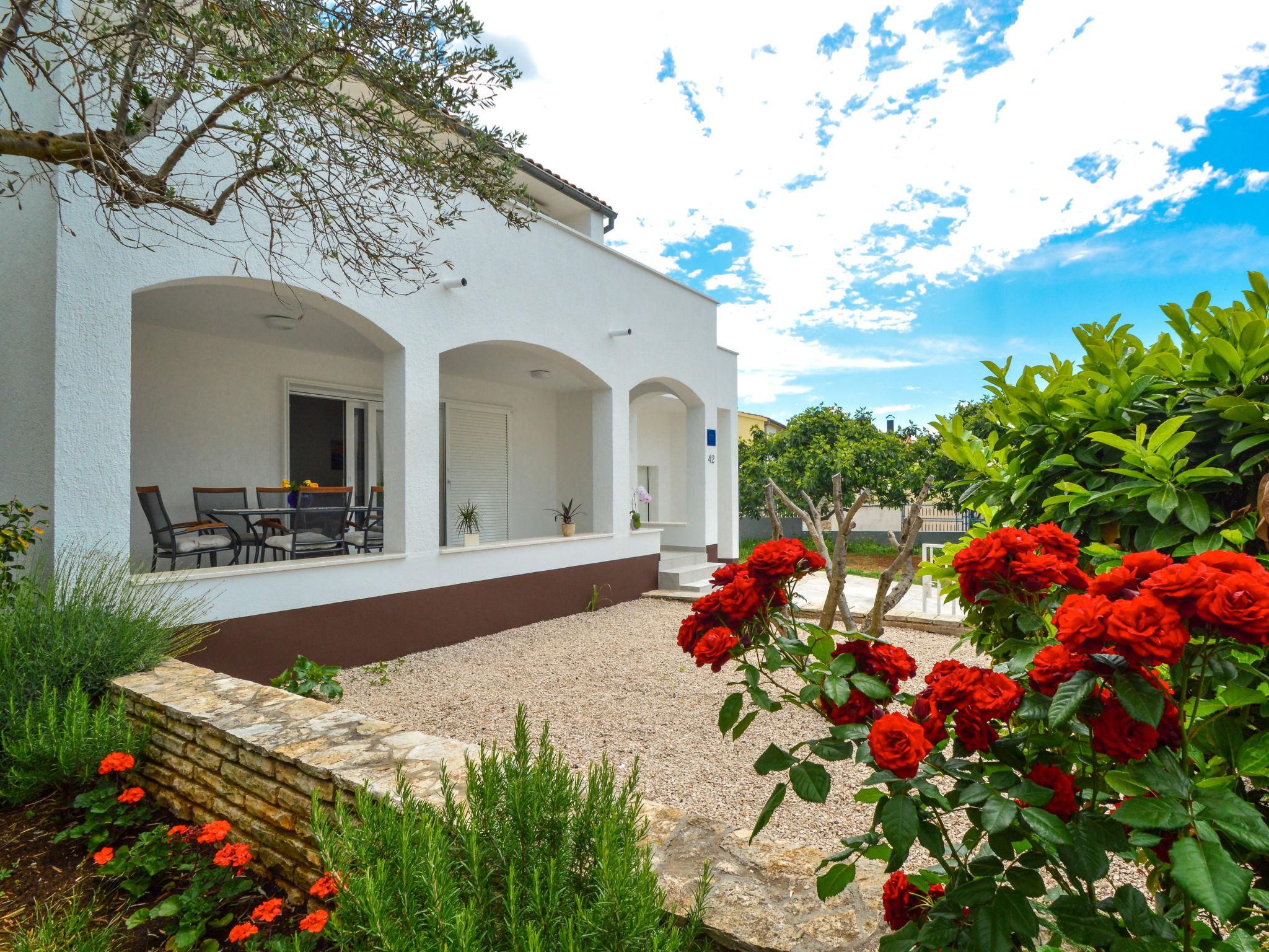 Foto 2 - Casa de 3 quartos em Tribunj com jardim e terraço