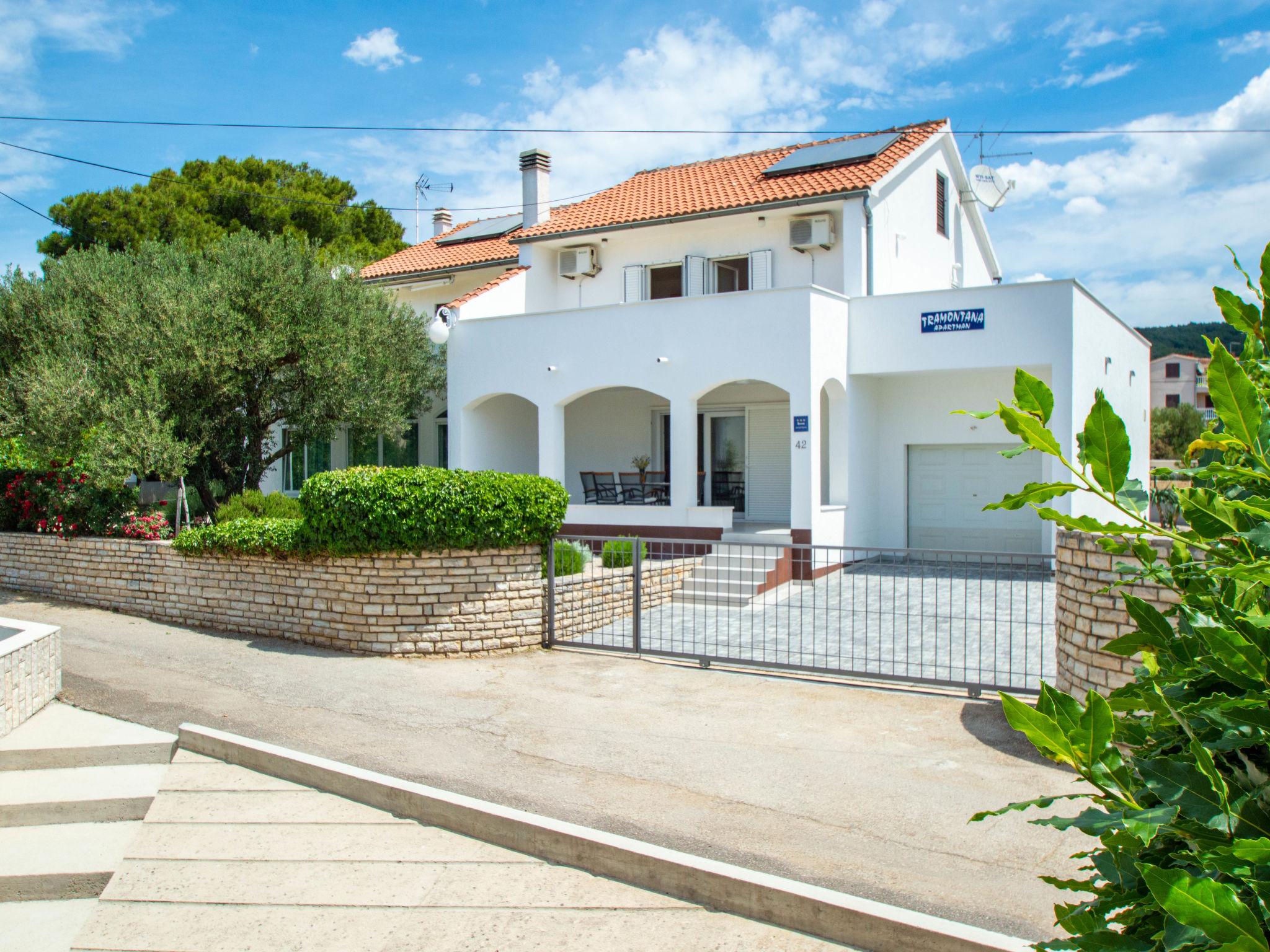 Photo 1 - Maison de 3 chambres à Tribunj avec terrasse et vues à la mer