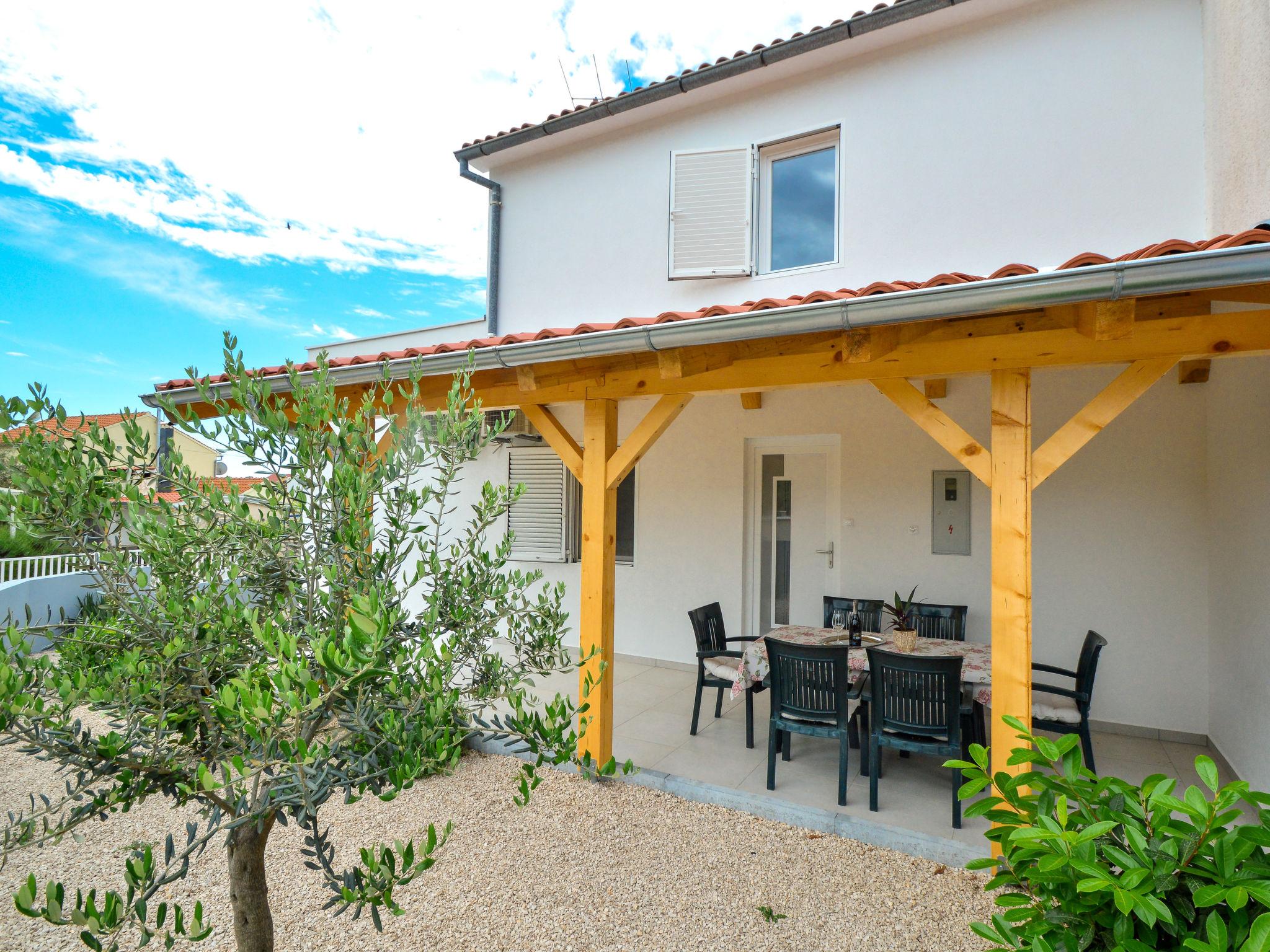 Photo 10 - Maison de 3 chambres à Tribunj avec jardin et terrasse