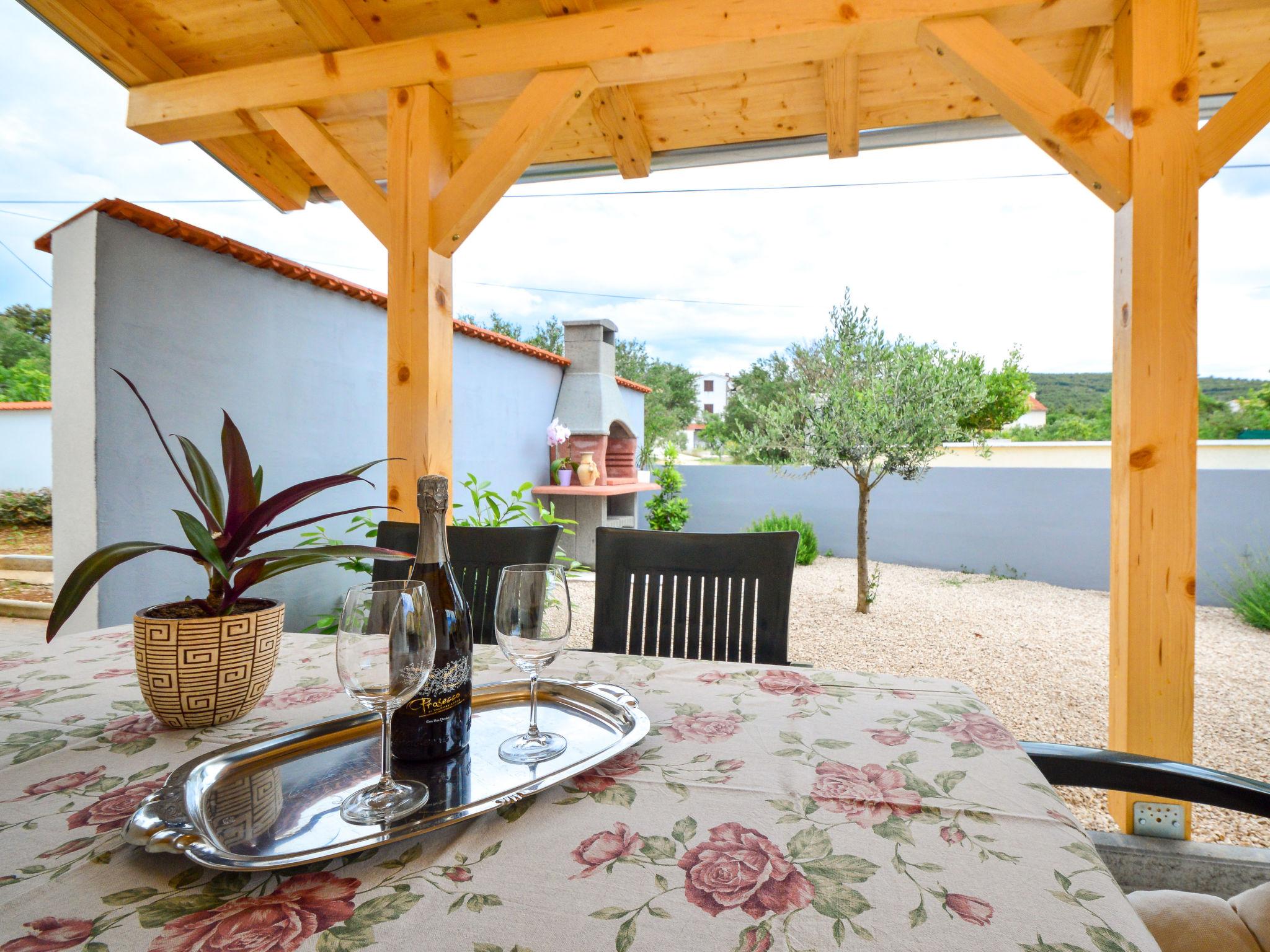 Foto 9 - Casa de 3 habitaciones en Tribunj con terraza y vistas al mar