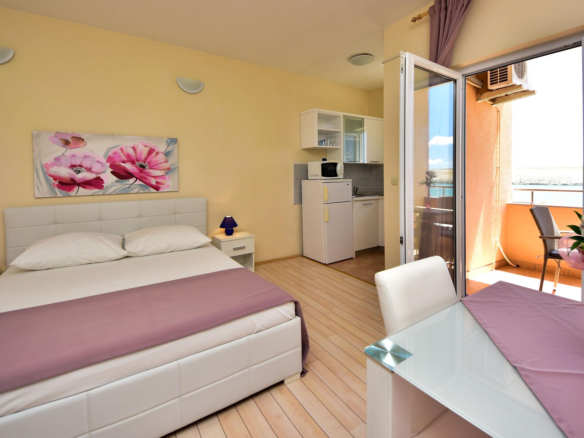 Photo 3 - 1 bedroom Apartment in Pag with swimming pool and terrace