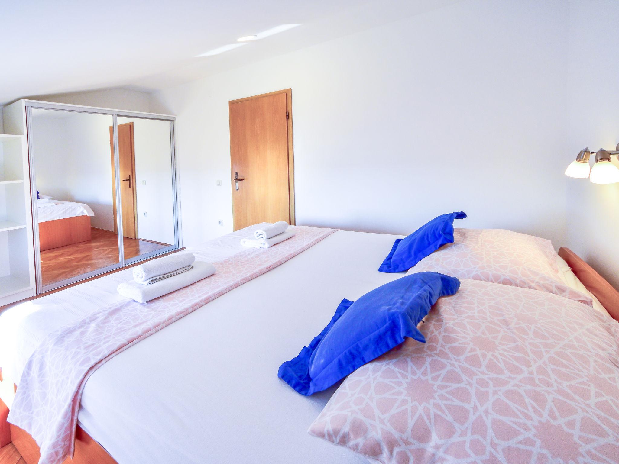 Foto 9 - Apartamento de 2 quartos em Crikvenica com jardim e vistas do mar