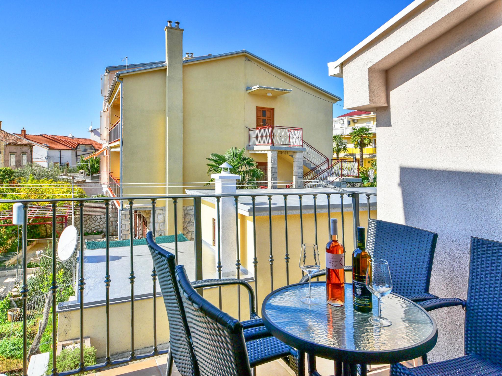 Photo 3 - 2 bedroom Apartment in Crikvenica with garden and sea view