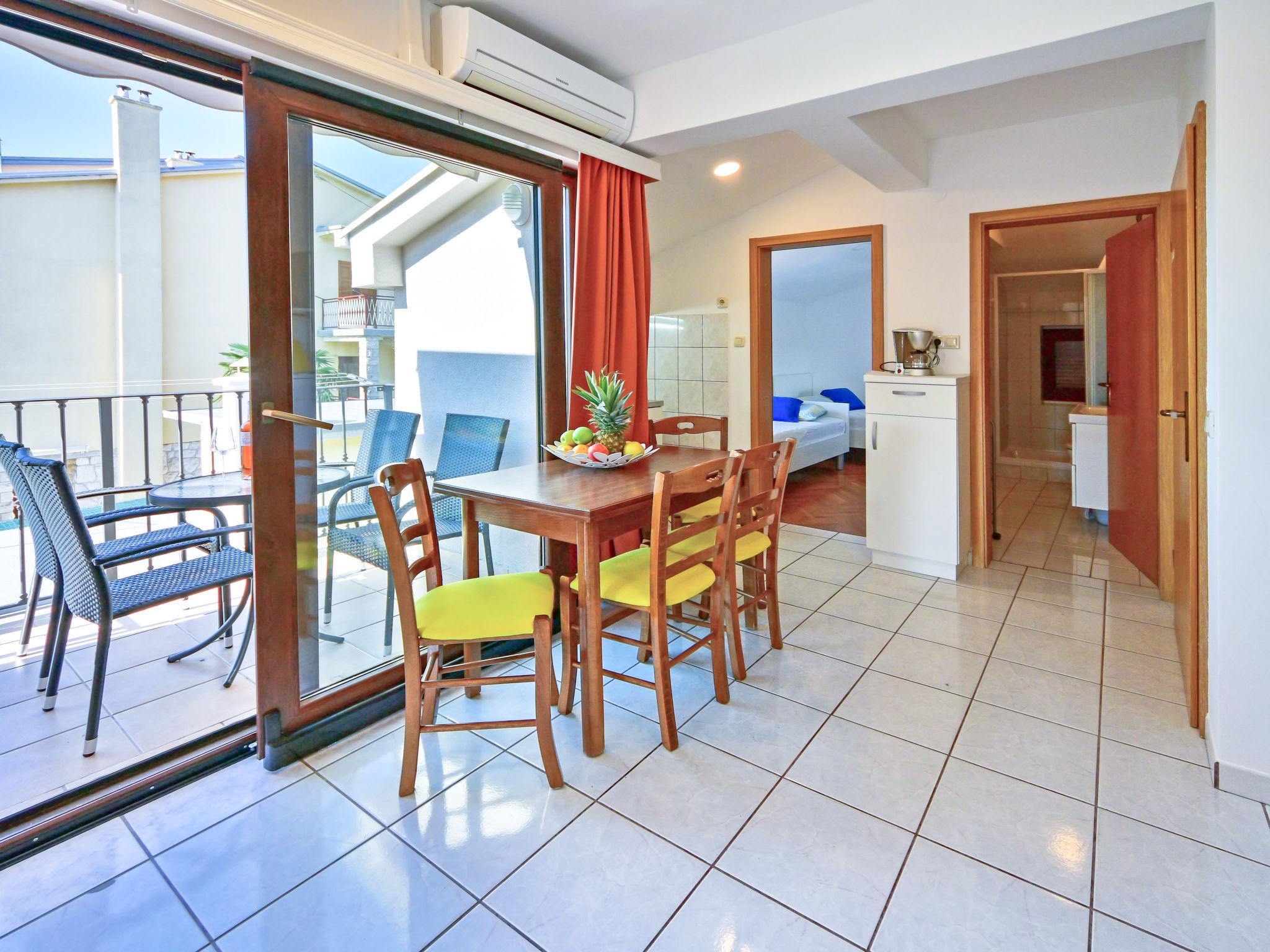 Foto 2 - Apartamento de 2 quartos em Crikvenica com jardim e vistas do mar