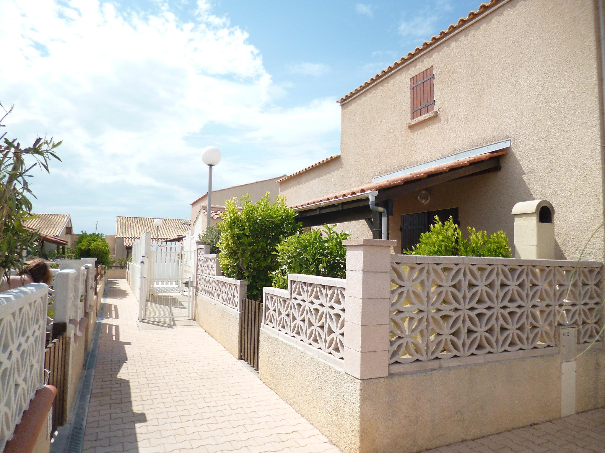 Photo 2 - 2 bedroom House in Le Barcarès with swimming pool and sea view