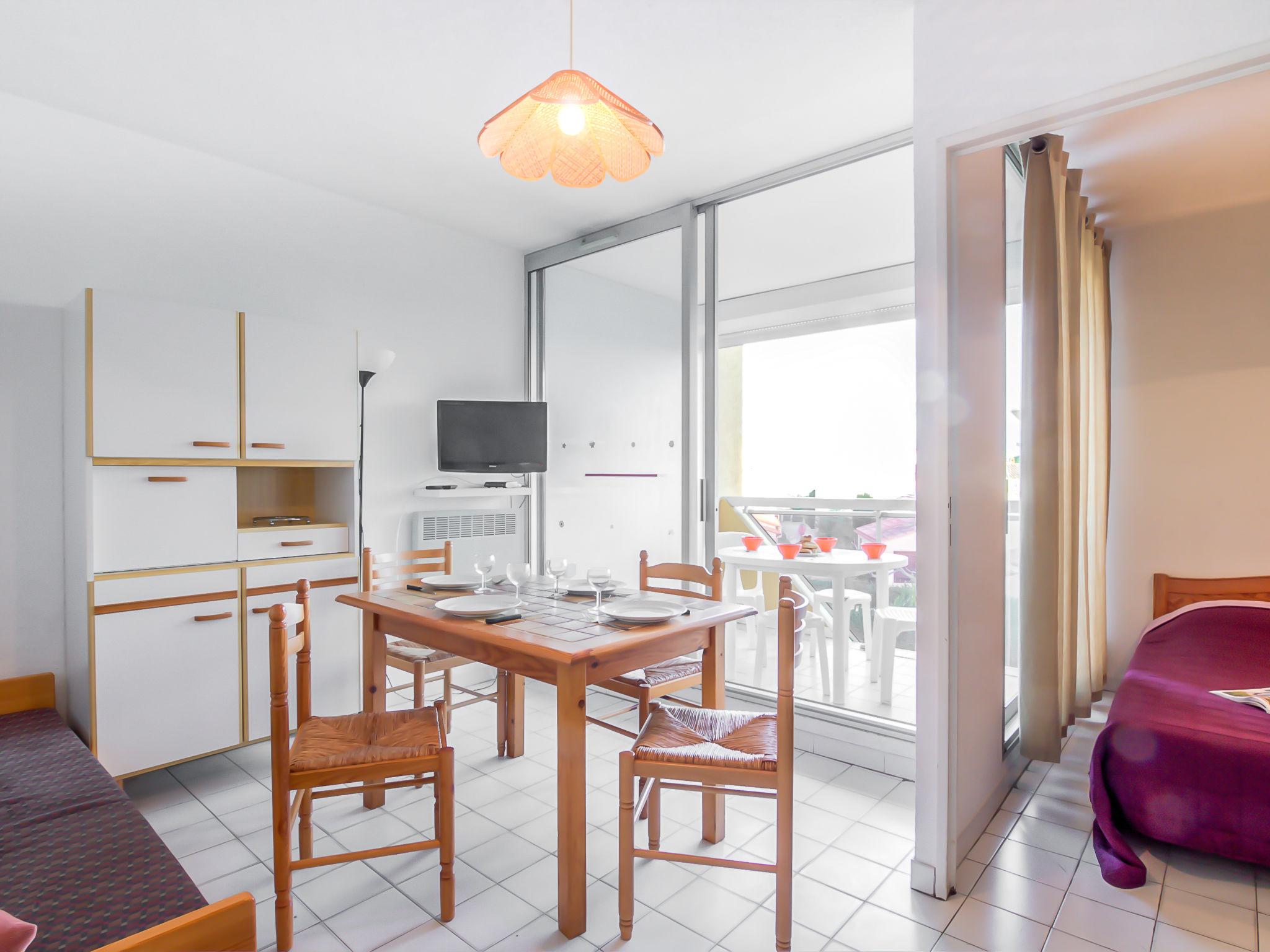 Foto 1 - Appartamento con 2 camere da letto a Le Grau-du-Roi con terrazza e vista mare