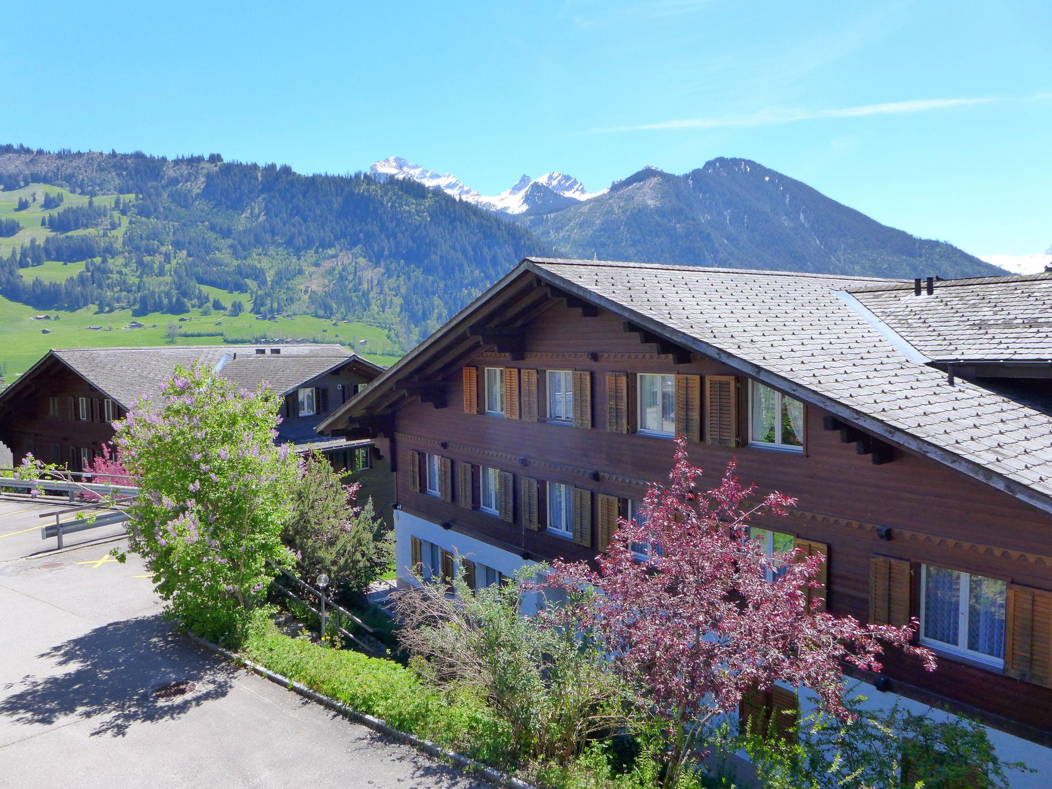 Foto 1 - Appartamento con 3 camere da letto a Zweisimmen con vista sulle montagne