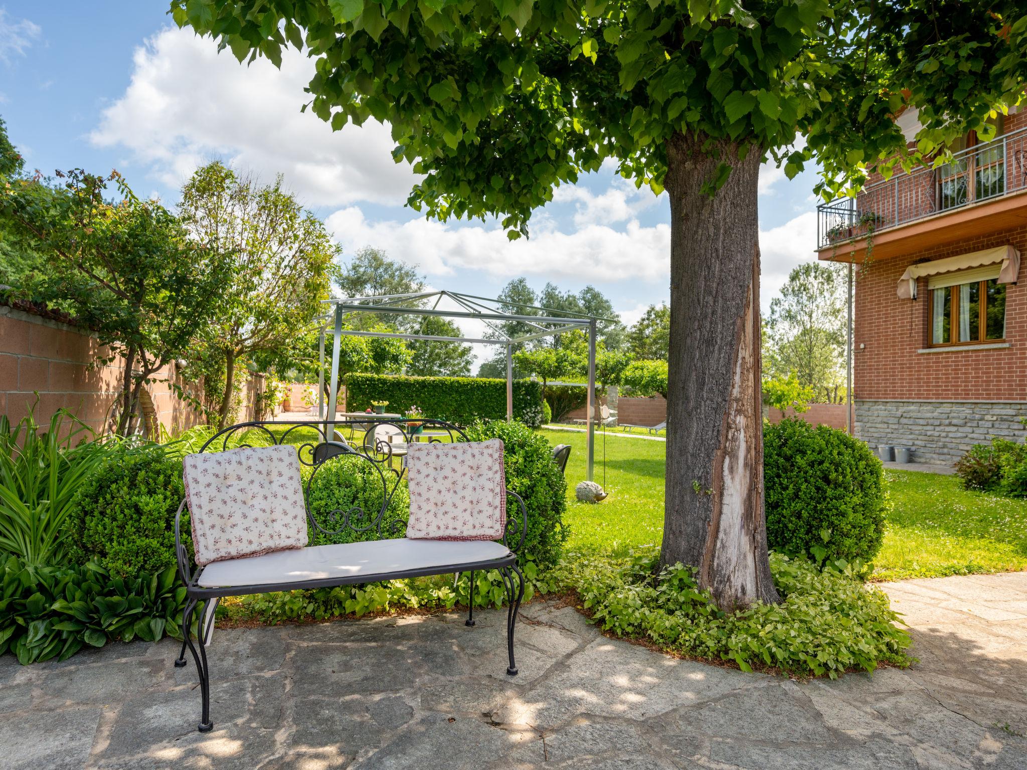 Foto 20 - Apartamento de 2 habitaciones en Castagnole delle Lanze con piscina y jardín