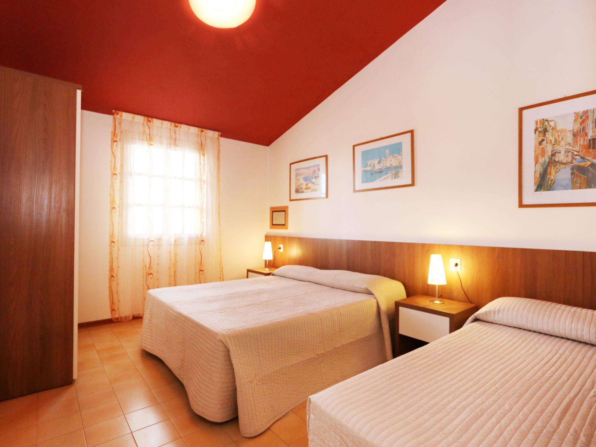 Foto 8 - Apartment mit 1 Schlafzimmer in San Michele al Tagliamento mit schwimmbad und blick aufs meer
