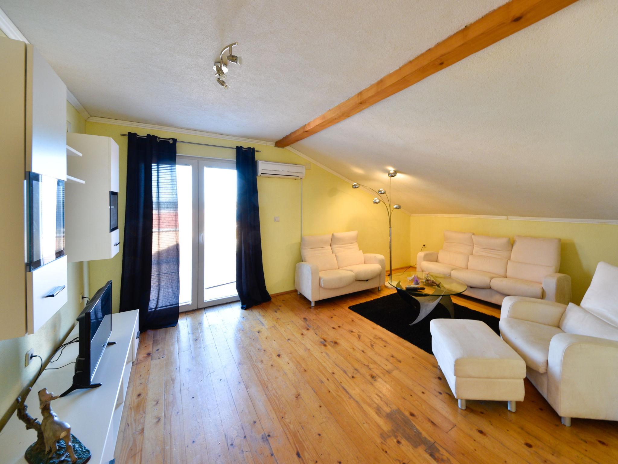 Foto 2 - Appartamento con 2 camere da letto a Obrovac con terrazza e vista mare