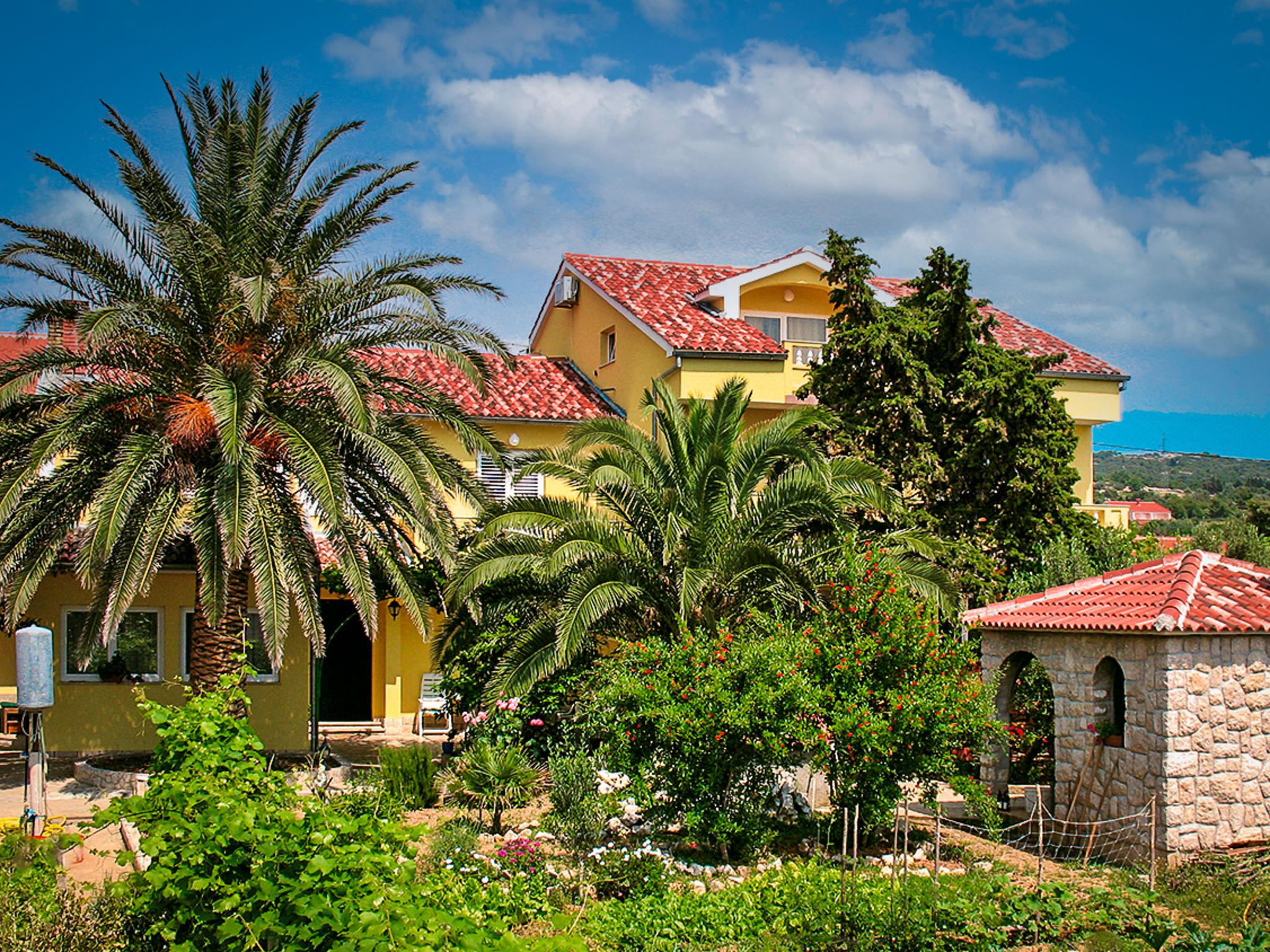 Photo 1 - Appartement de 3 chambres à Rab avec jardin et vues à la mer