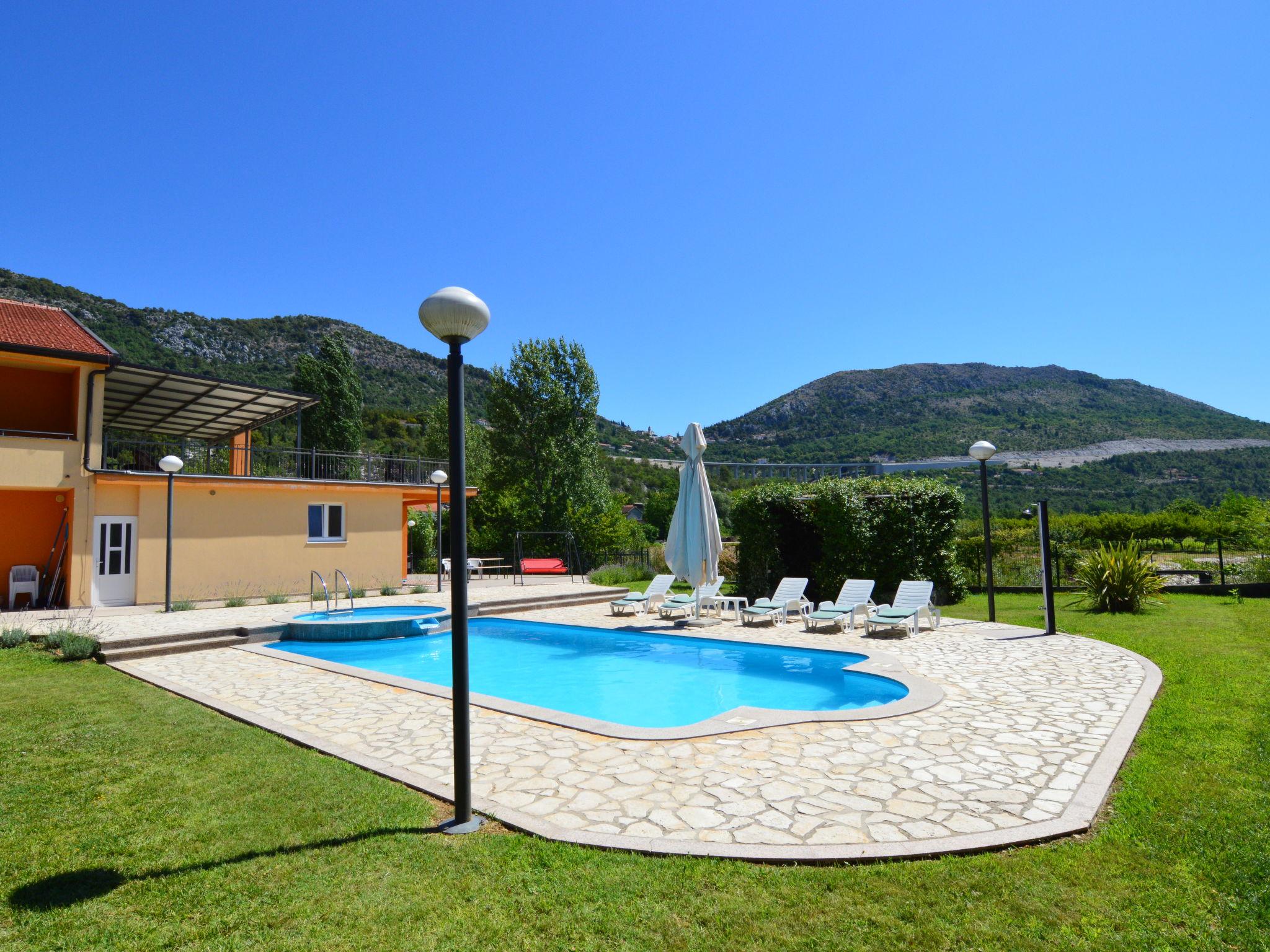 Foto 1 - Casa de 6 quartos em Vrgorac com piscina privada e vistas do mar
