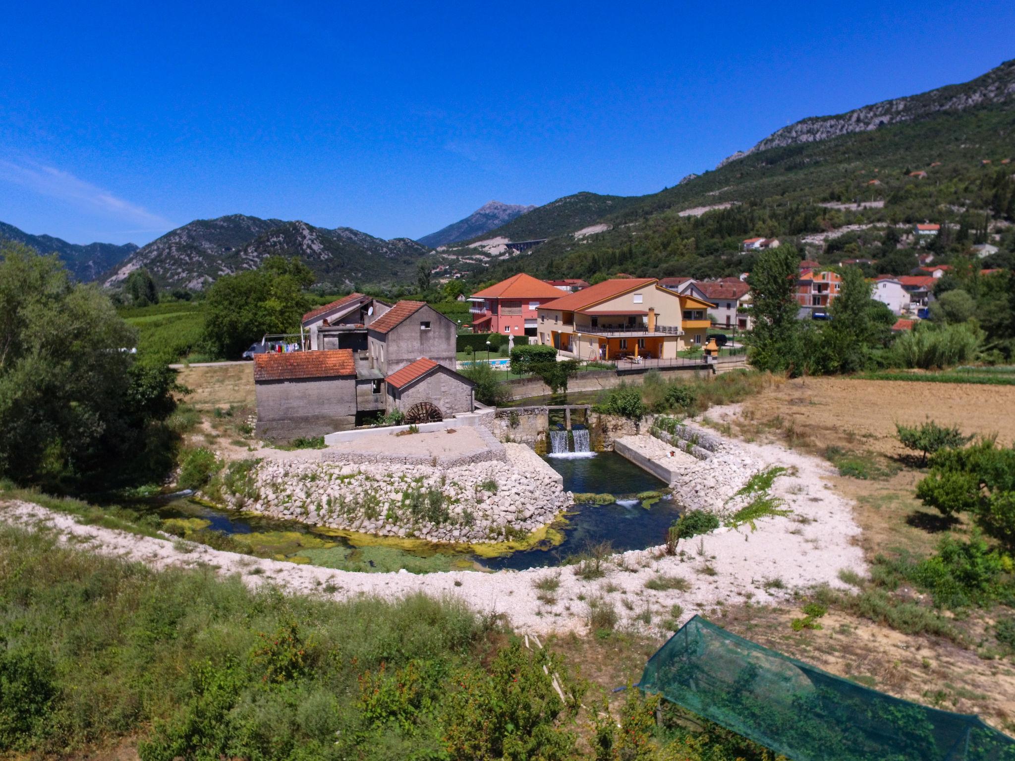 Foto 8 - Casa de 6 quartos em Vrgorac com piscina privada e vistas do mar