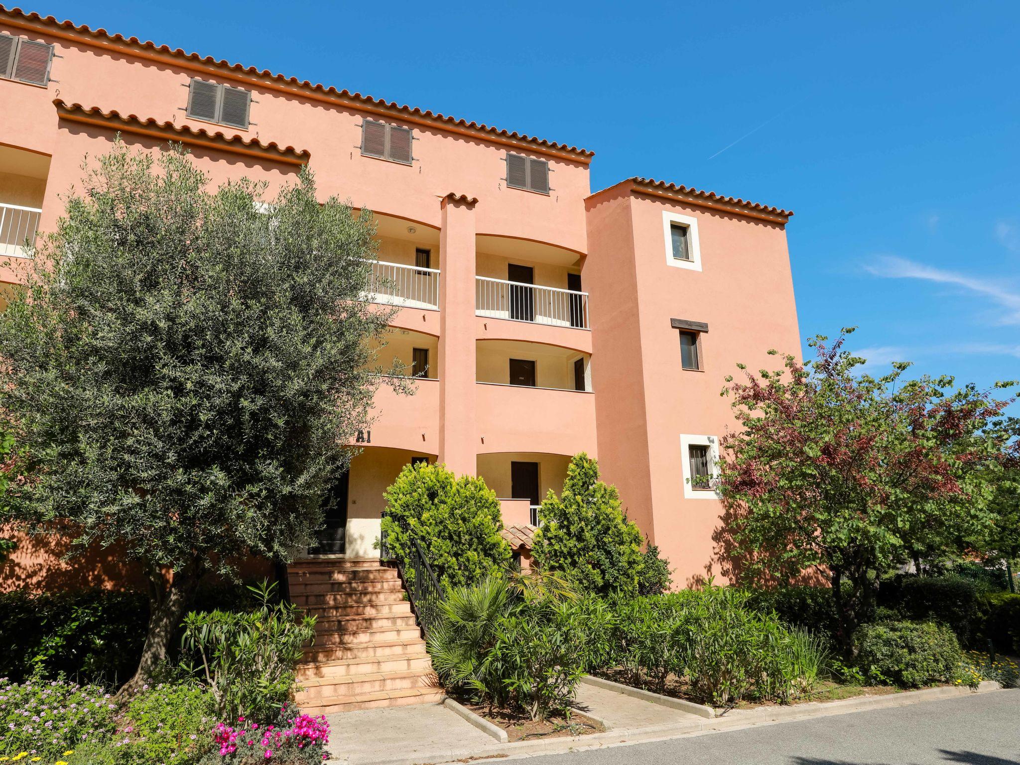 Foto 2 - Apartment mit 1 Schlafzimmer in Saint-Raphaël mit schwimmbad und blick aufs meer