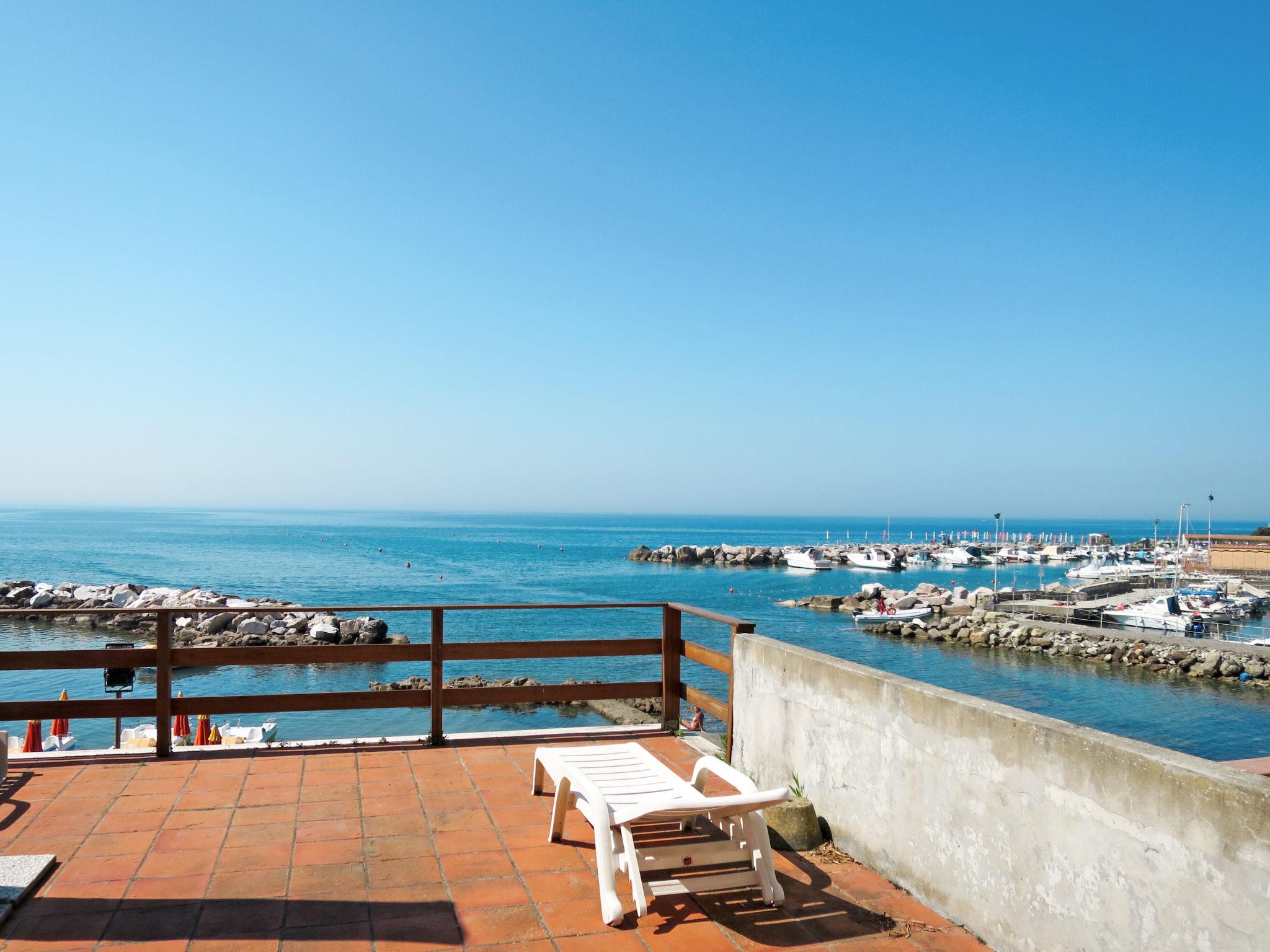Photo 5 - 2 bedroom Apartment in Rosignano Marittimo with garden and sea view