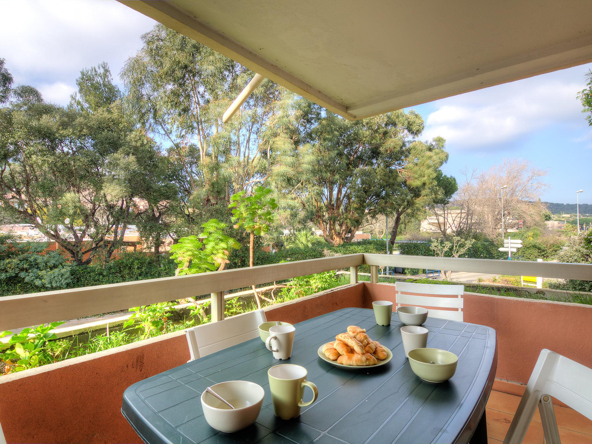 Foto 1 - Appartamento con 1 camera da letto a Cavalaire-sur-Mer con terrazza e vista mare