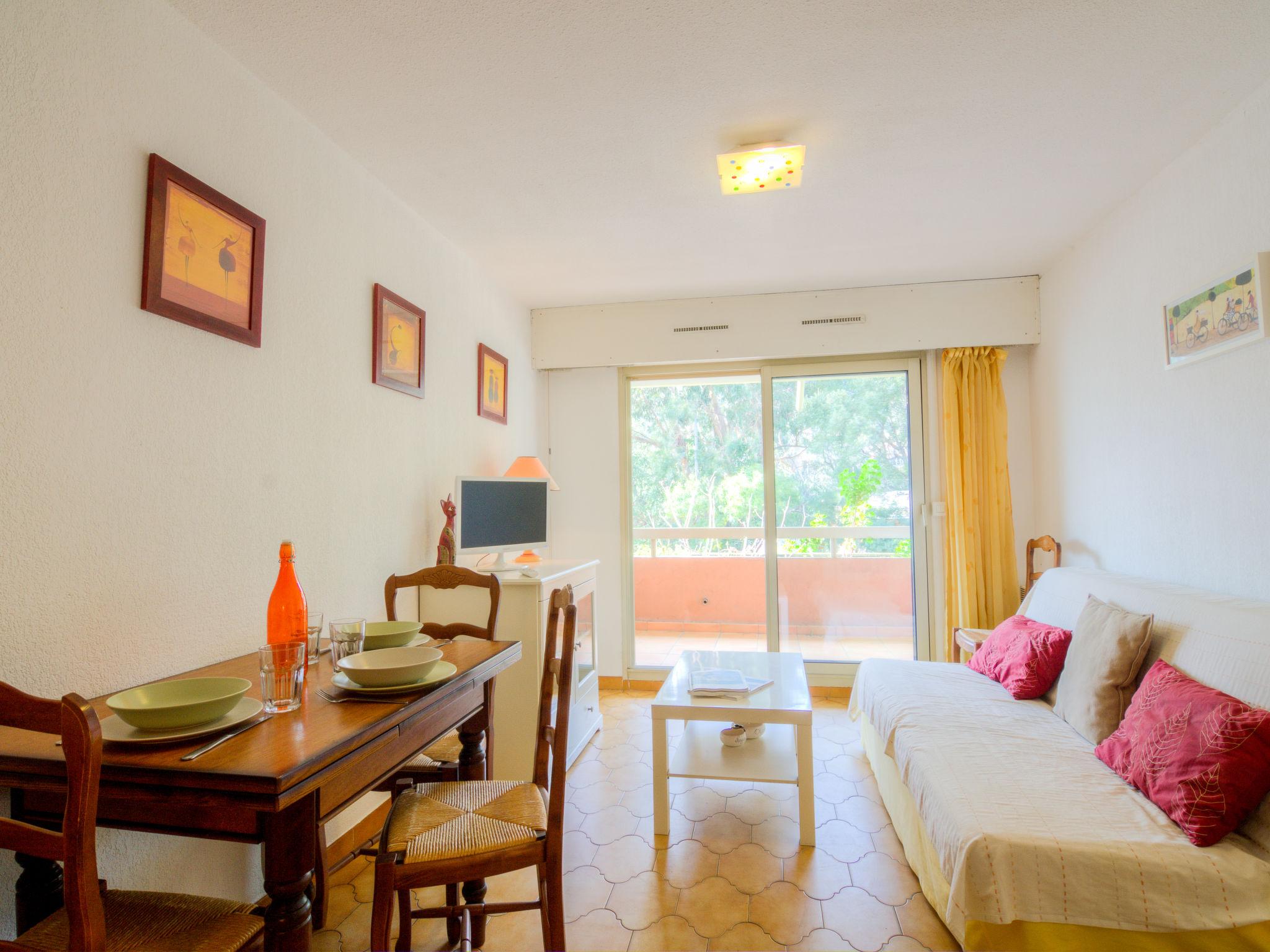 Foto 4 - Apartamento de 1 habitación en Cavalaire-sur-Mer con terraza y vistas al mar