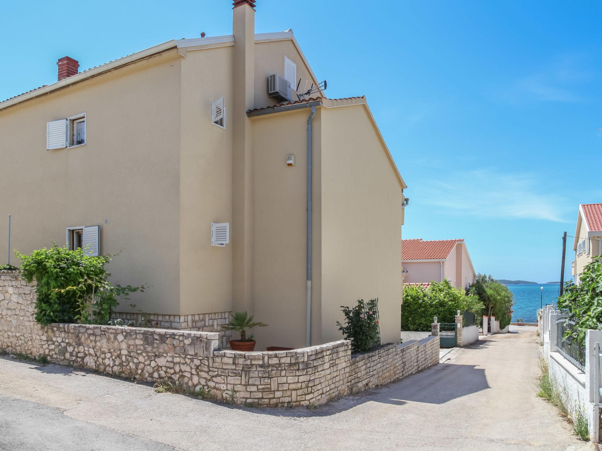 Foto 2 - Casa de 4 habitaciones en Sibenik con jardín y terraza