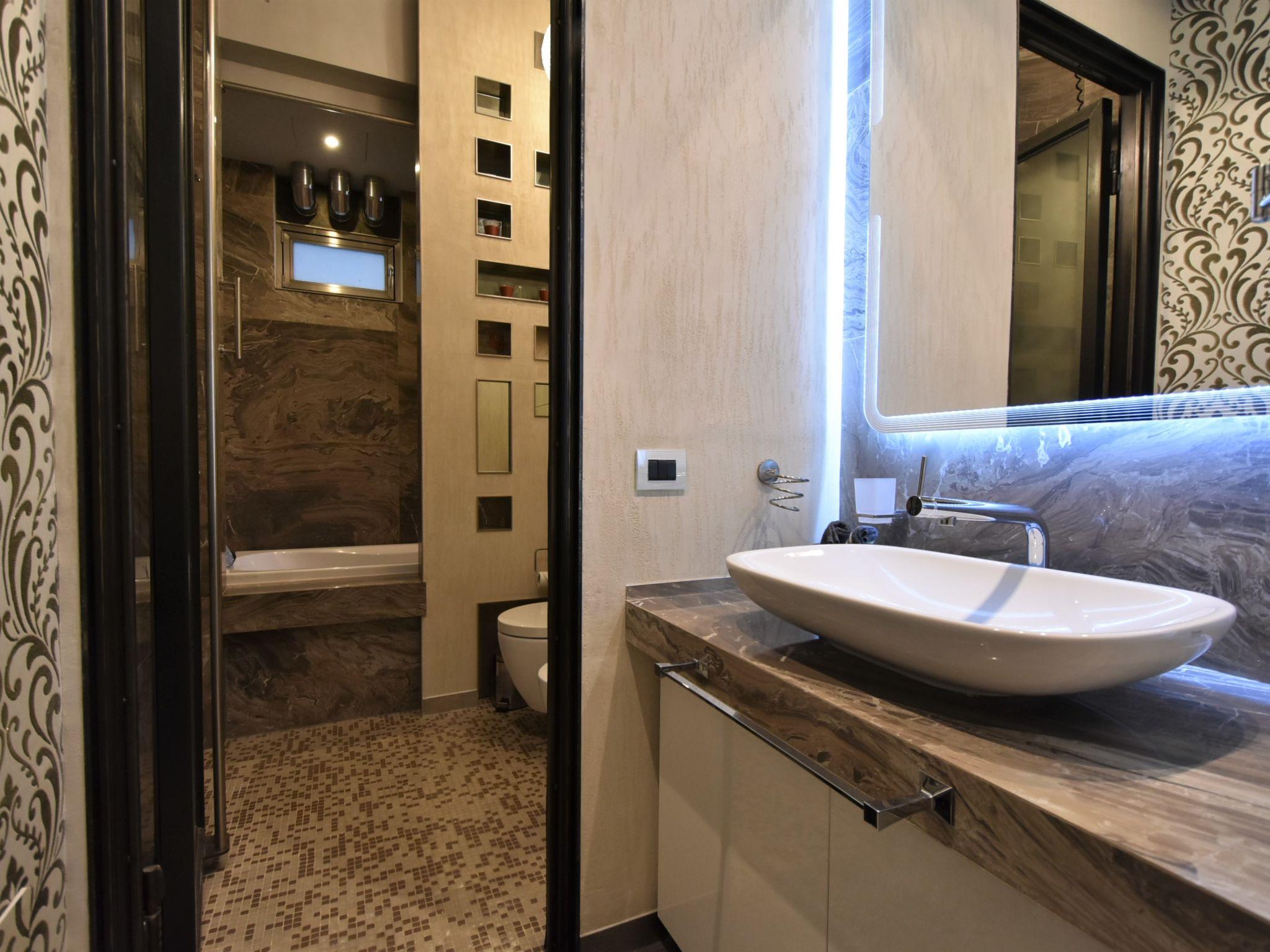 Foto 25 - Apartamento de 2 quartos em Veneza com banheira de hidromassagem e vistas do mar