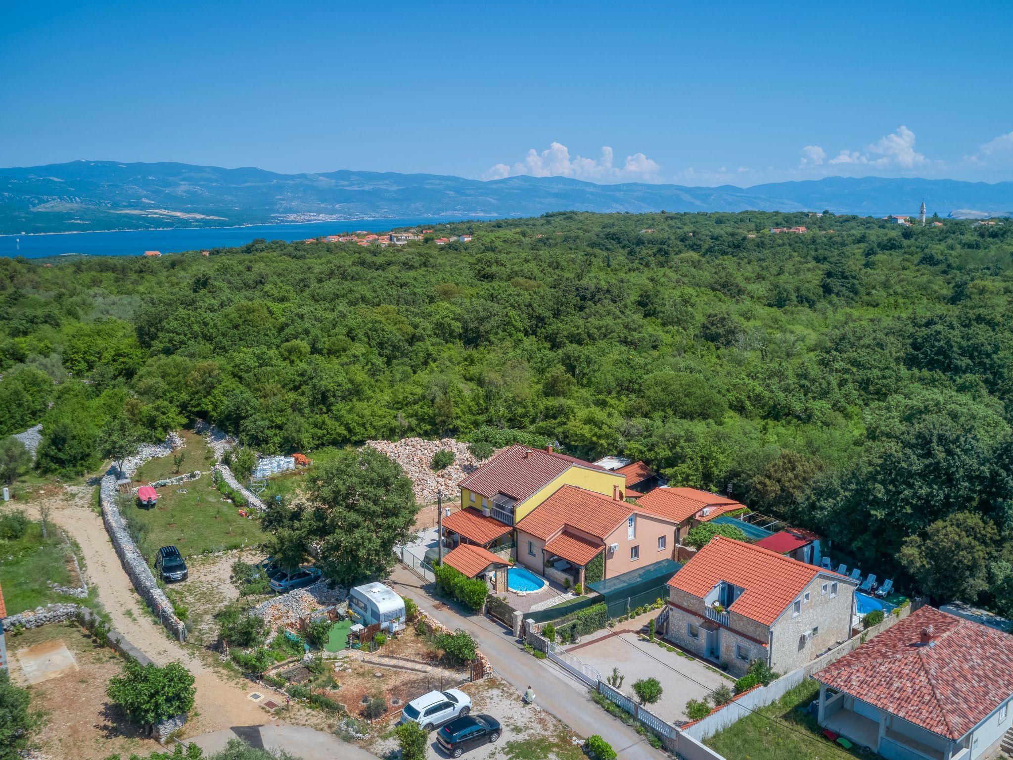 Foto 4 - Casa con 3 camere da letto a Dobrinj con piscina privata e vista mare