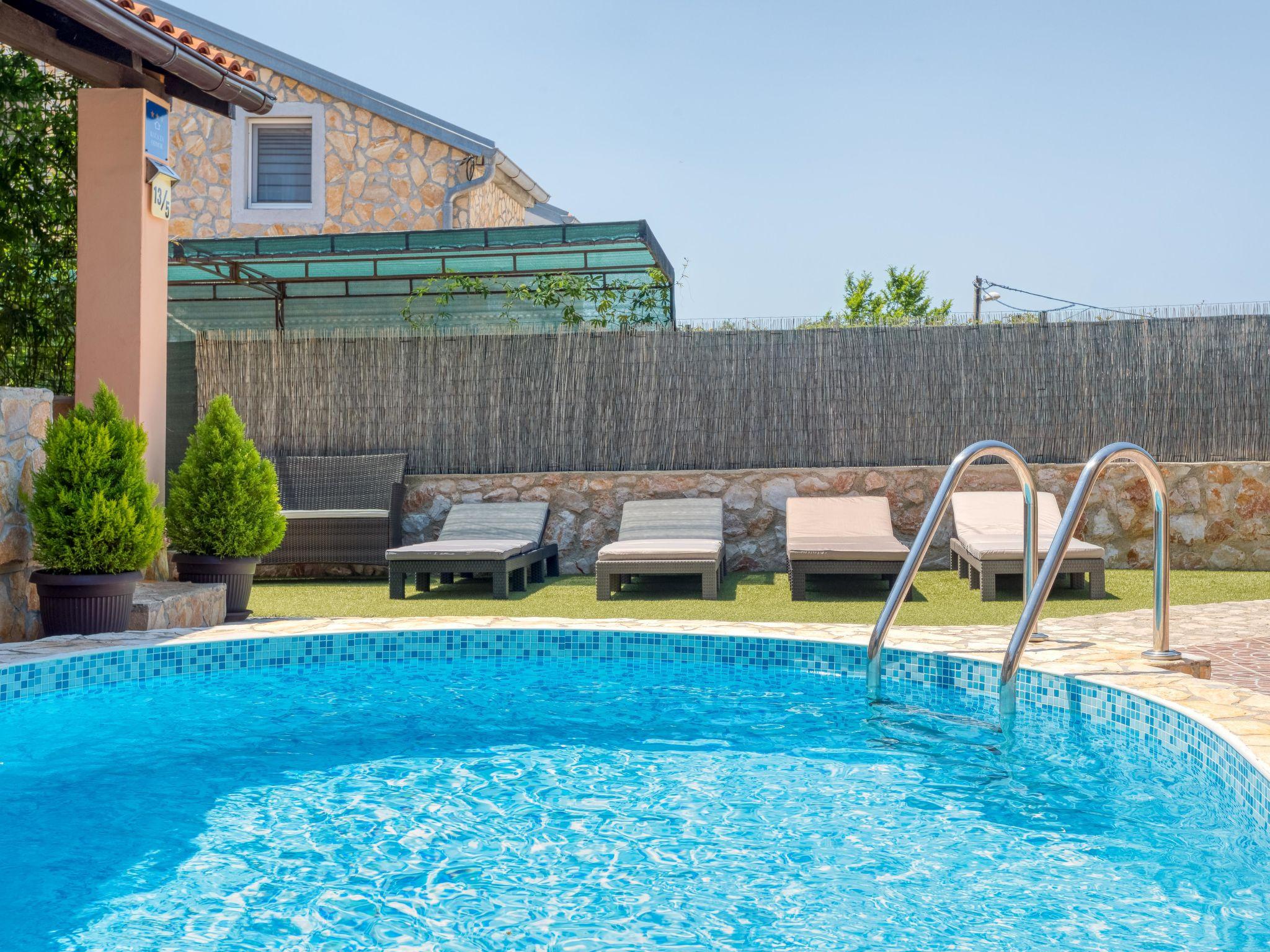 Photo 28 - Maison de 3 chambres à Dobrinj avec piscine privée et terrasse