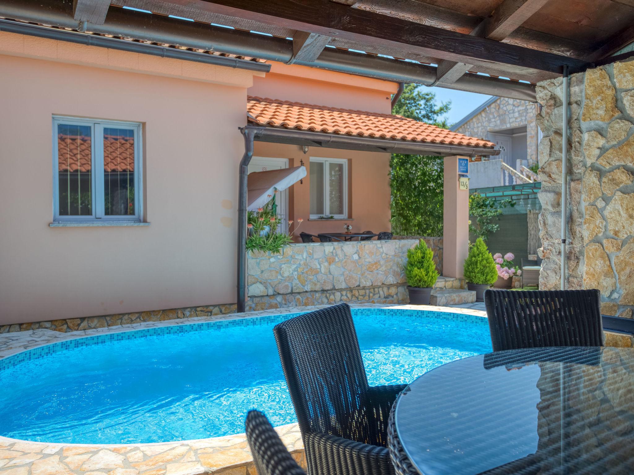 Photo 6 - Maison de 3 chambres à Dobrinj avec piscine privée et vues à la mer