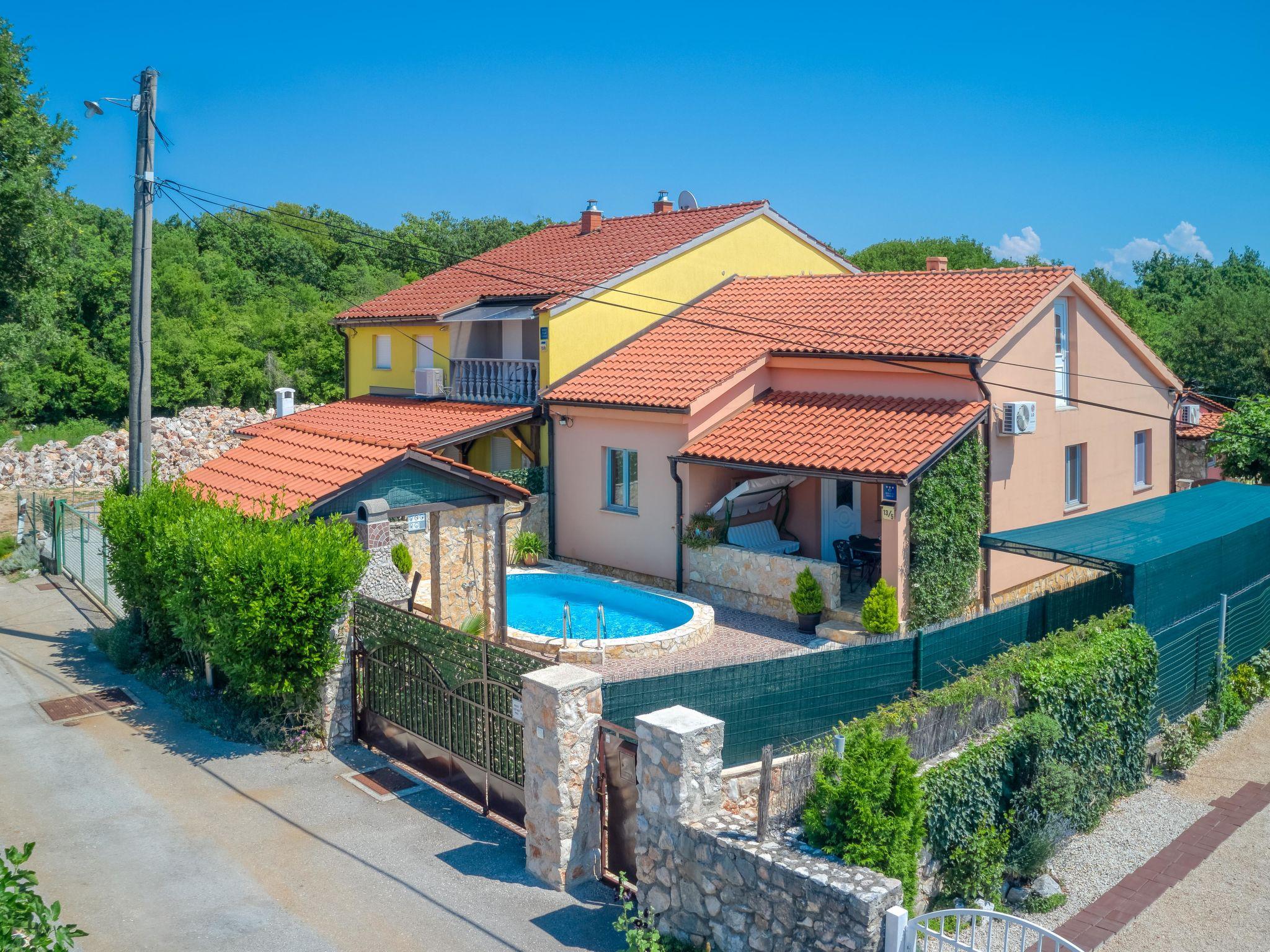 Foto 1 - Casa con 3 camere da letto a Dobrinj con piscina privata e vista mare