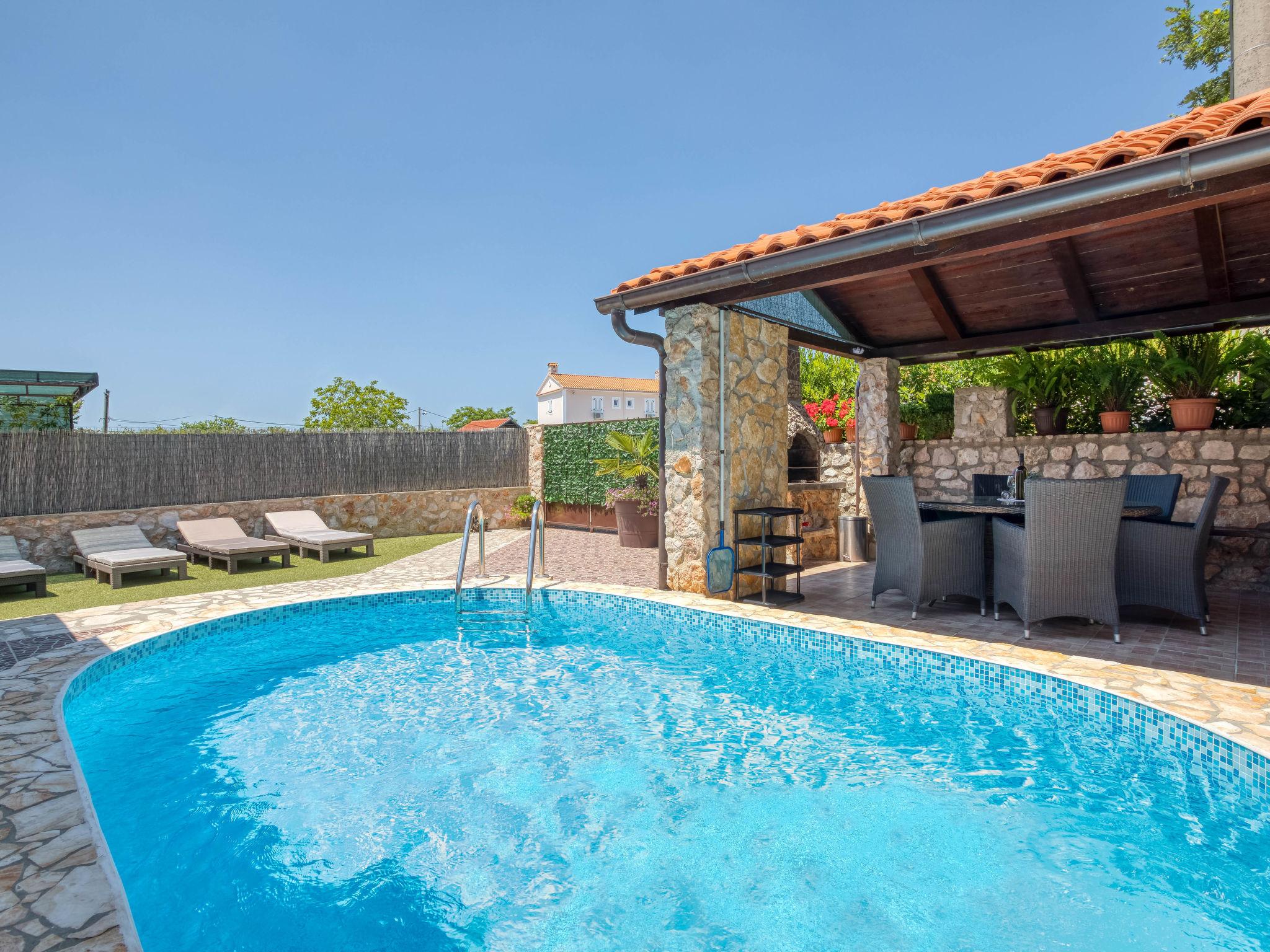 Photo 3 - Maison de 3 chambres à Dobrinj avec piscine privée et vues à la mer