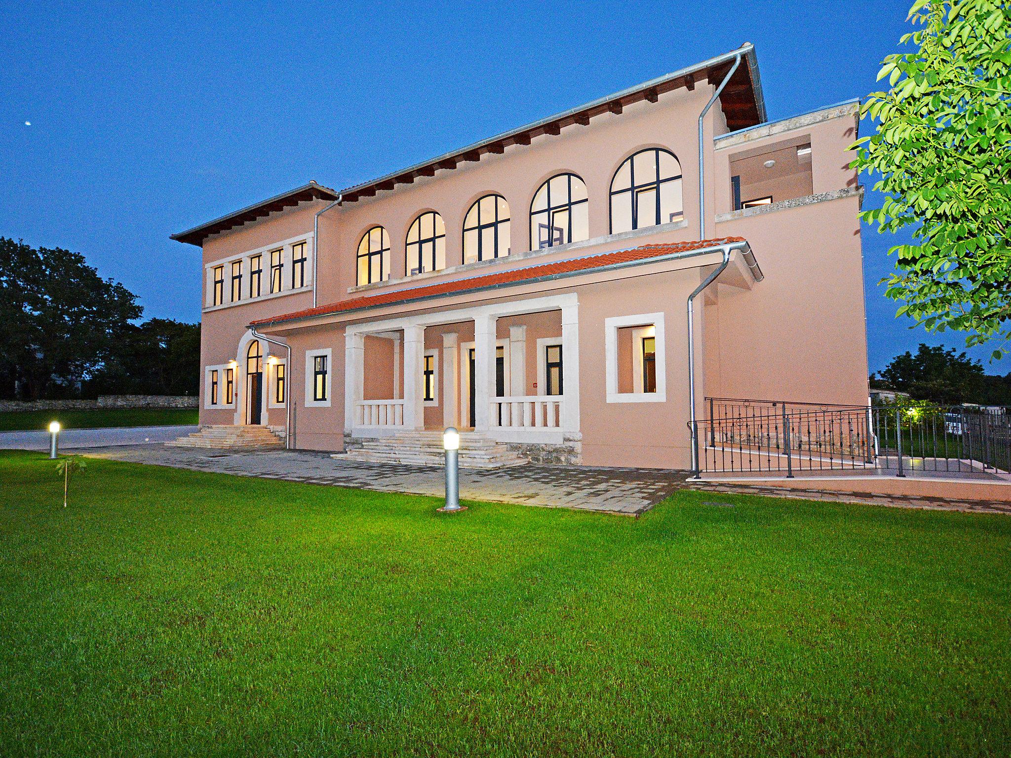 Photo 32 - 9 bedroom House in Tinjan with private pool and garden