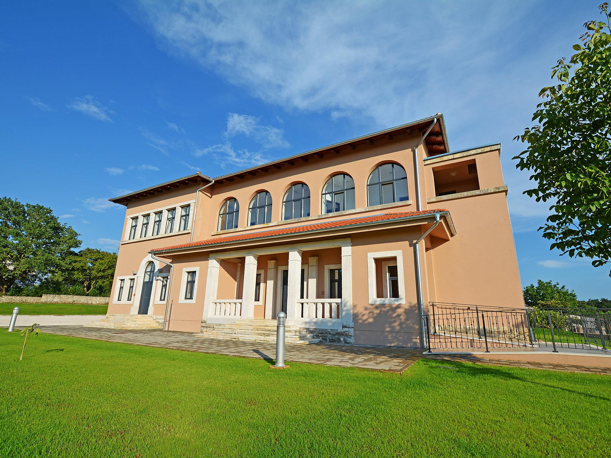 Foto 2 - Casa de 9 quartos em Tinjan com piscina privada e jardim