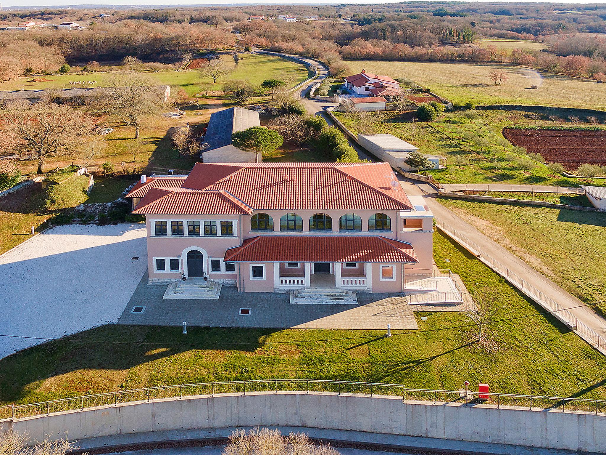 Foto 30 - Casa con 9 camere da letto a Tinjan con piscina privata e giardino