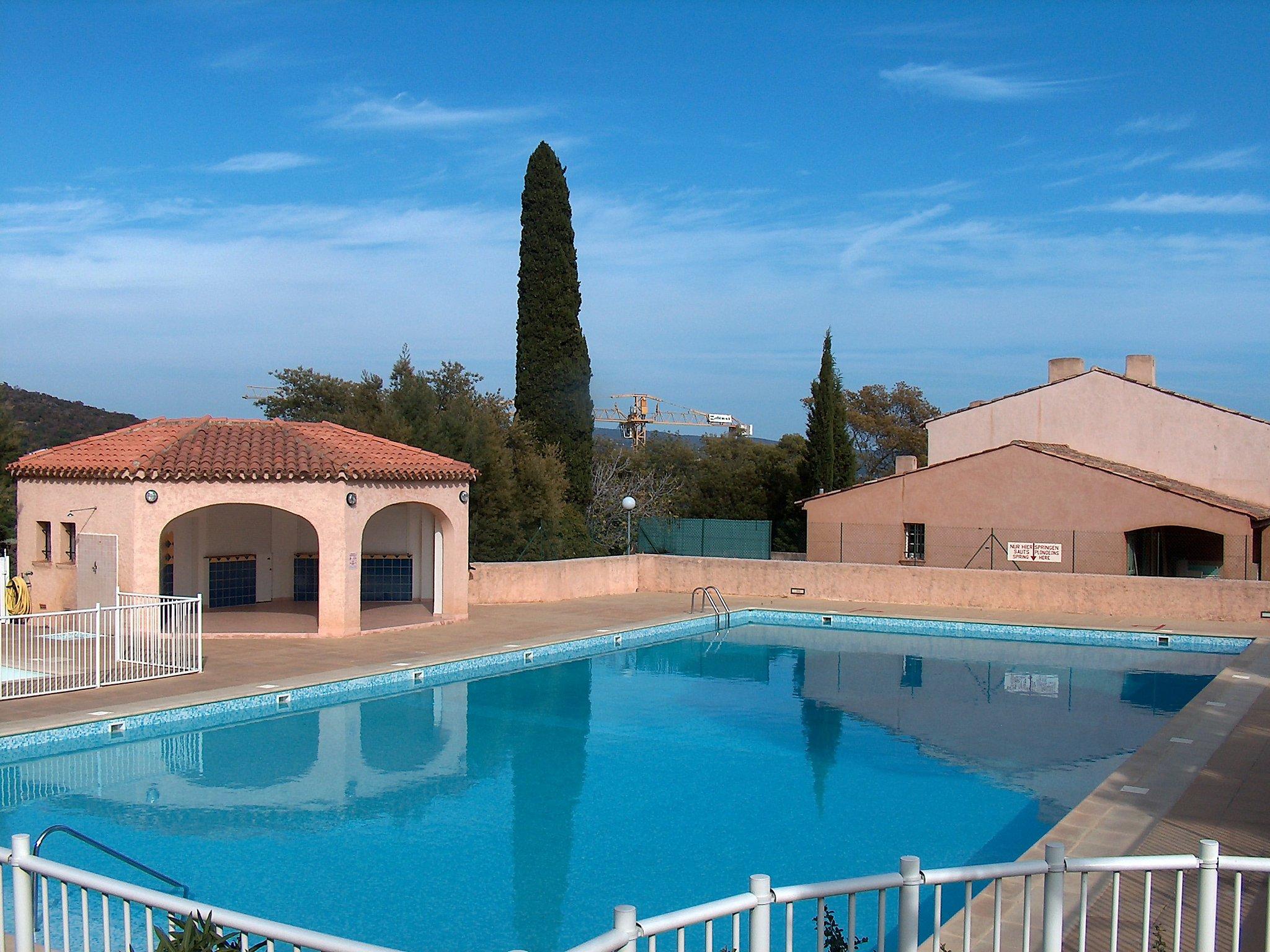 Foto 17 - Casa con 2 camere da letto a Cavalaire-sur-Mer con piscina e vista mare